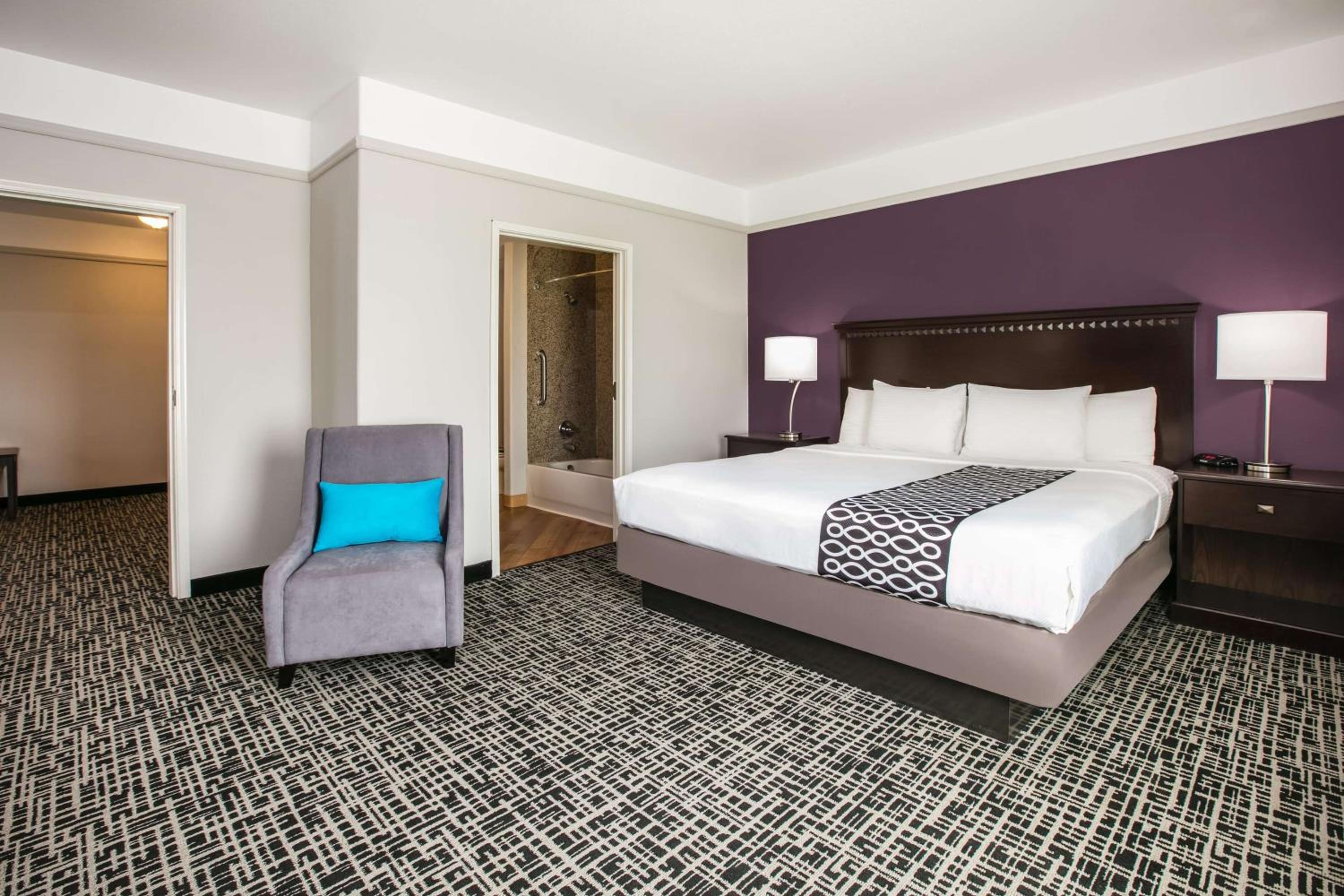One-Bedroom King Suite with Bath Tub - Mobility/Hearing Access - Non-Smoking