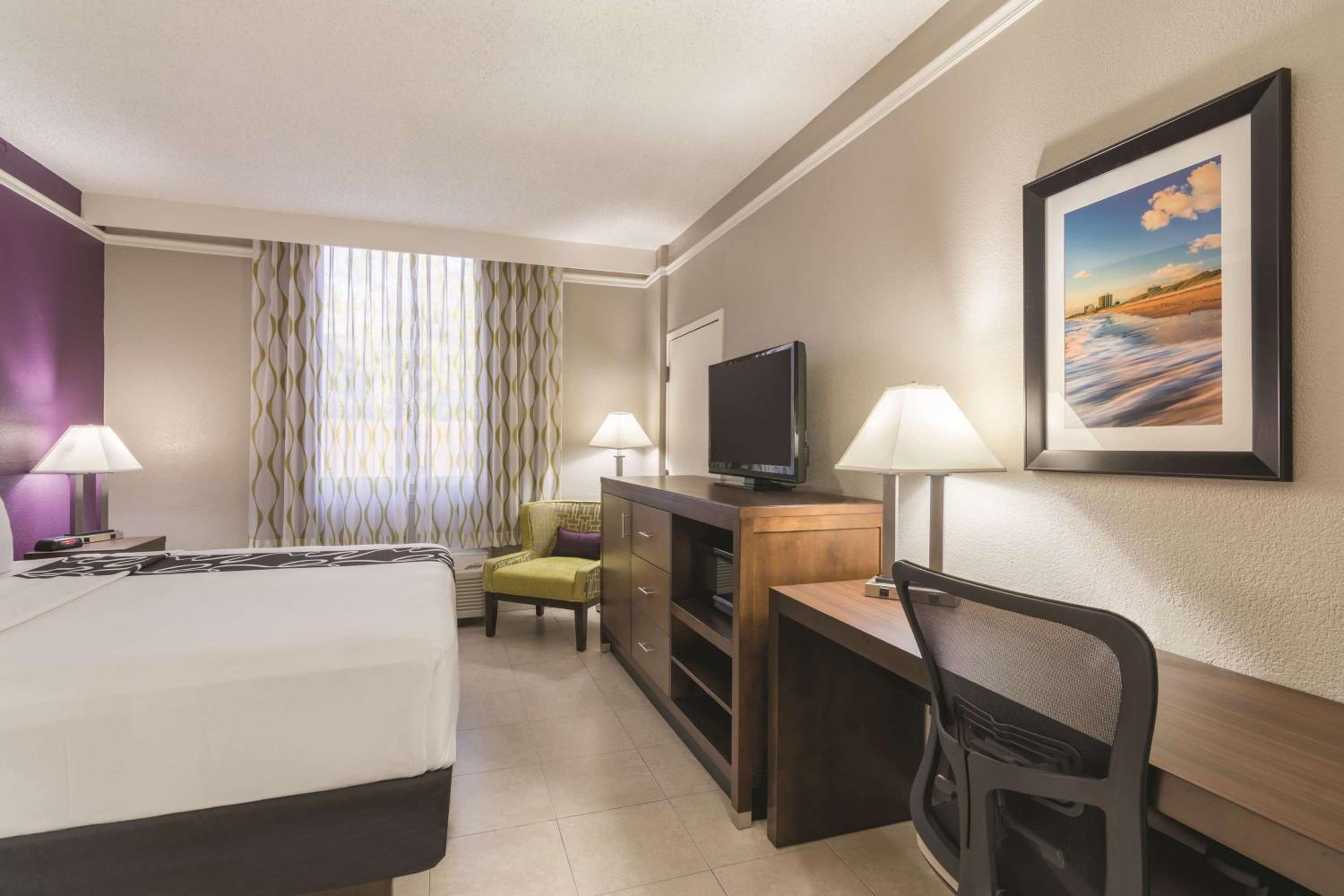 King Room with Bath Tub - Mobility/Hearing Accessible - Non-Smoking - Photo 2