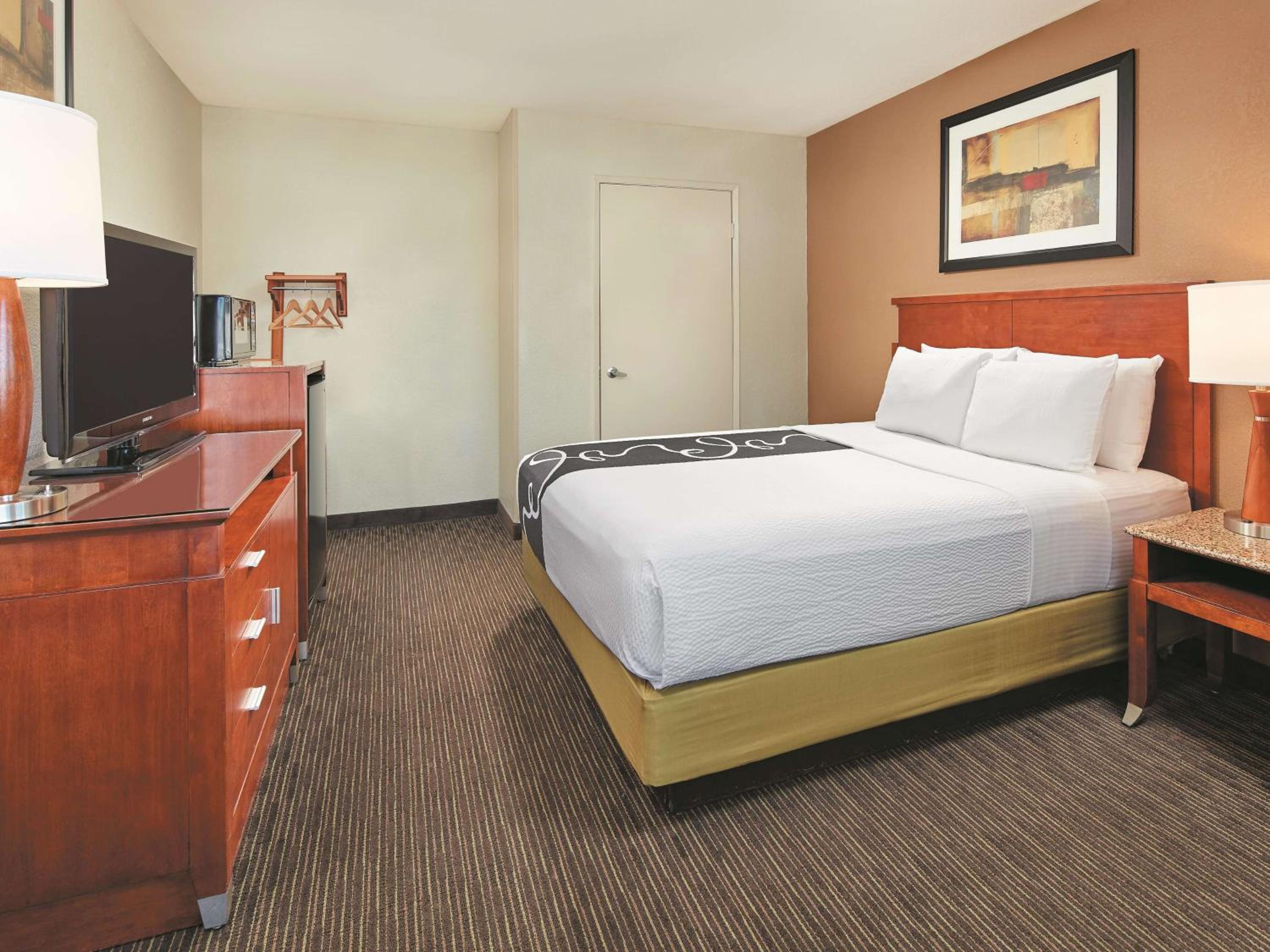 Queen Room with Mobility/Hearing Access - Non-Smoking photo 3