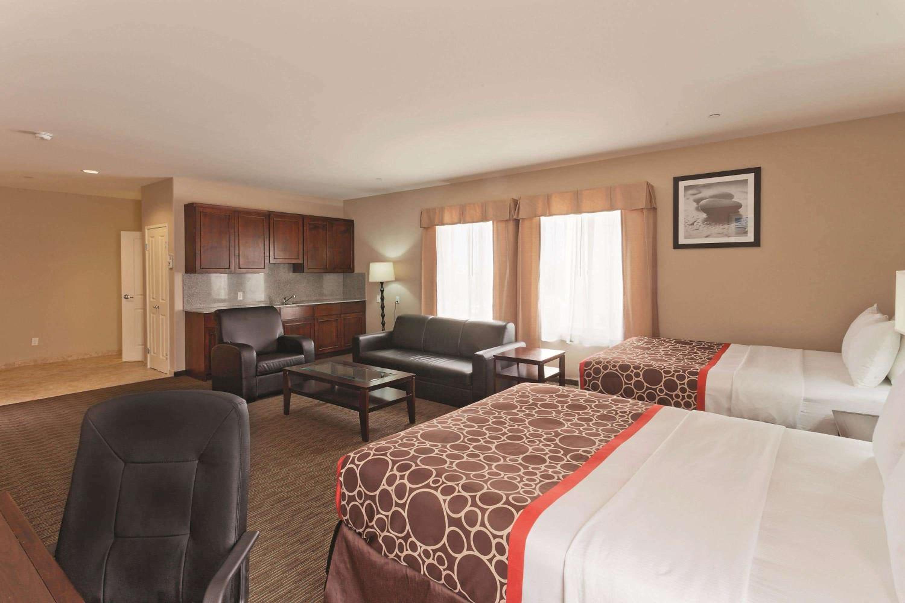 Deluxe Suite with Two Queen Beds - Non-Smoking photo 2