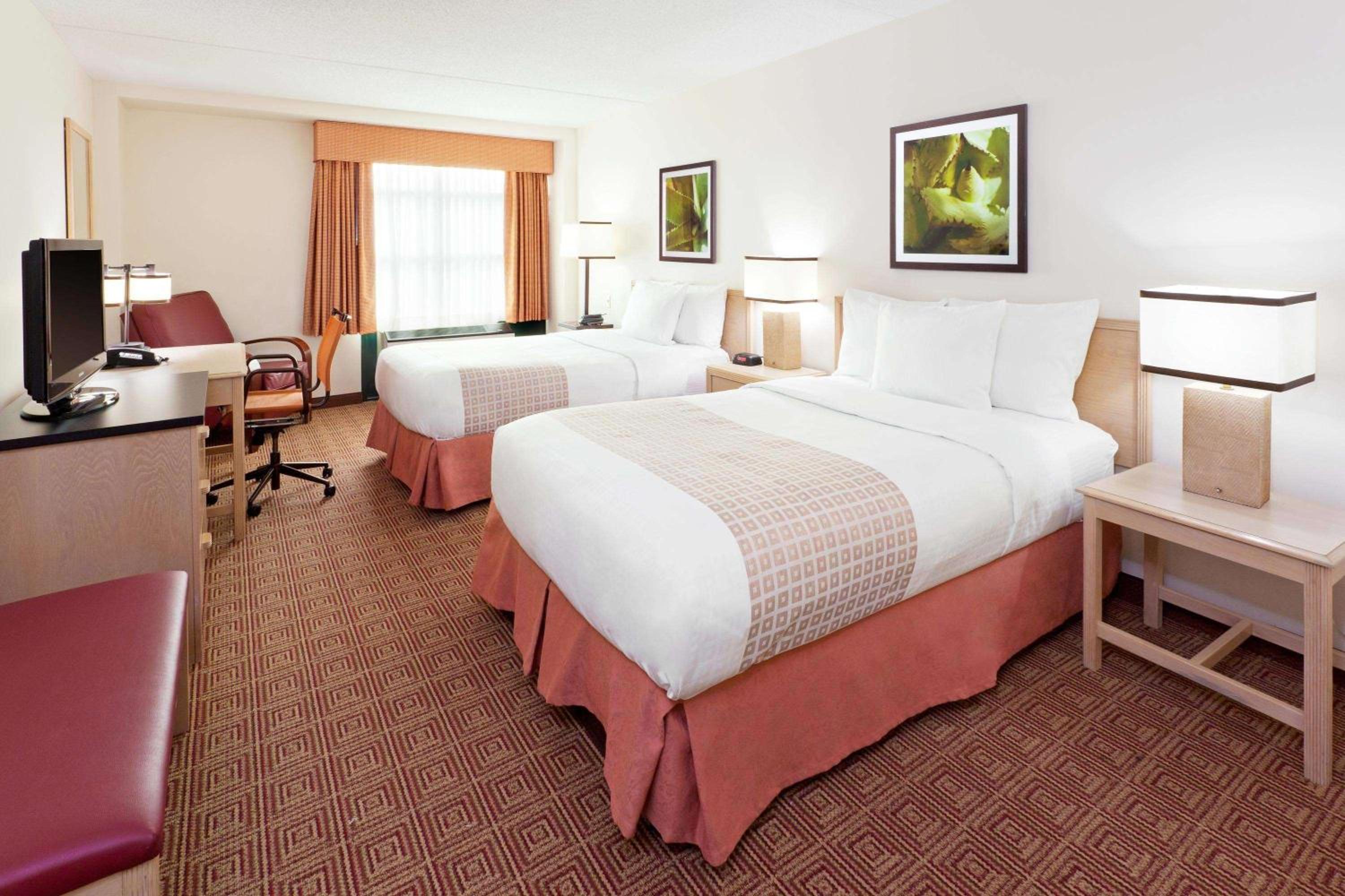 2 Full Beds, Mobility Accessible Room, Roll in Shower, Non-Smoking photo 3