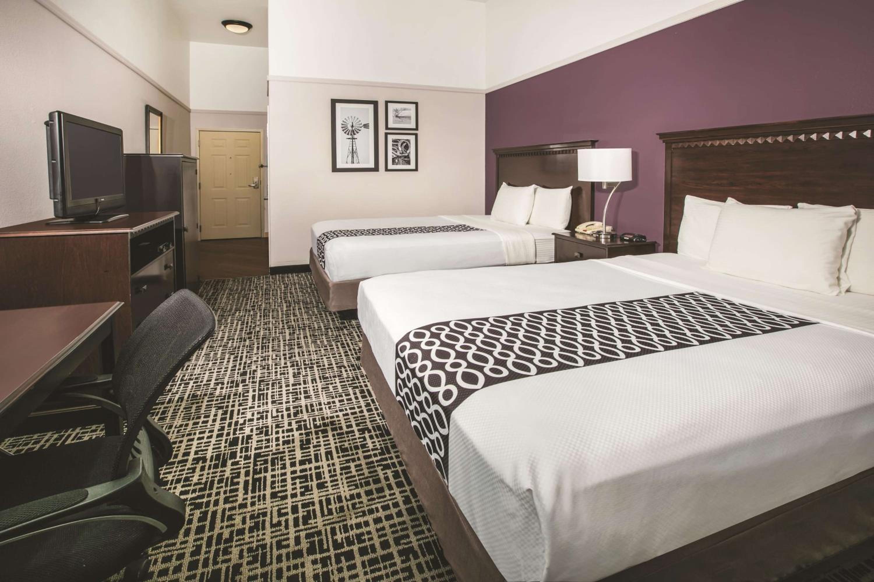 Queen Room with Two Queen Beds and Bath Tub - Mobility/Hearing Access - Non-Smoking