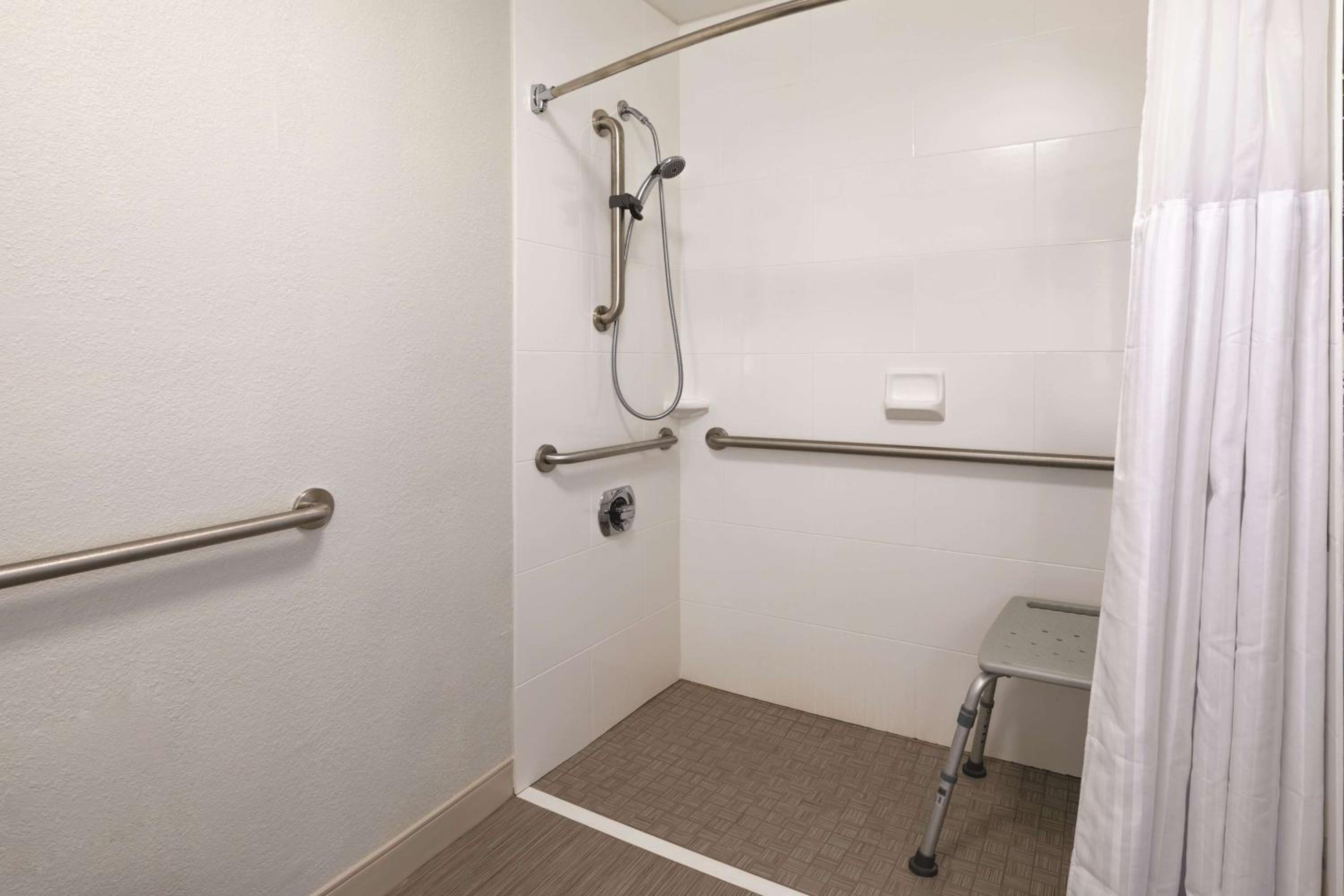 Queen Studio Suite with Roll-In Shower - Mobility/Hearing Accessible - Non-Smoking - Photo 6
