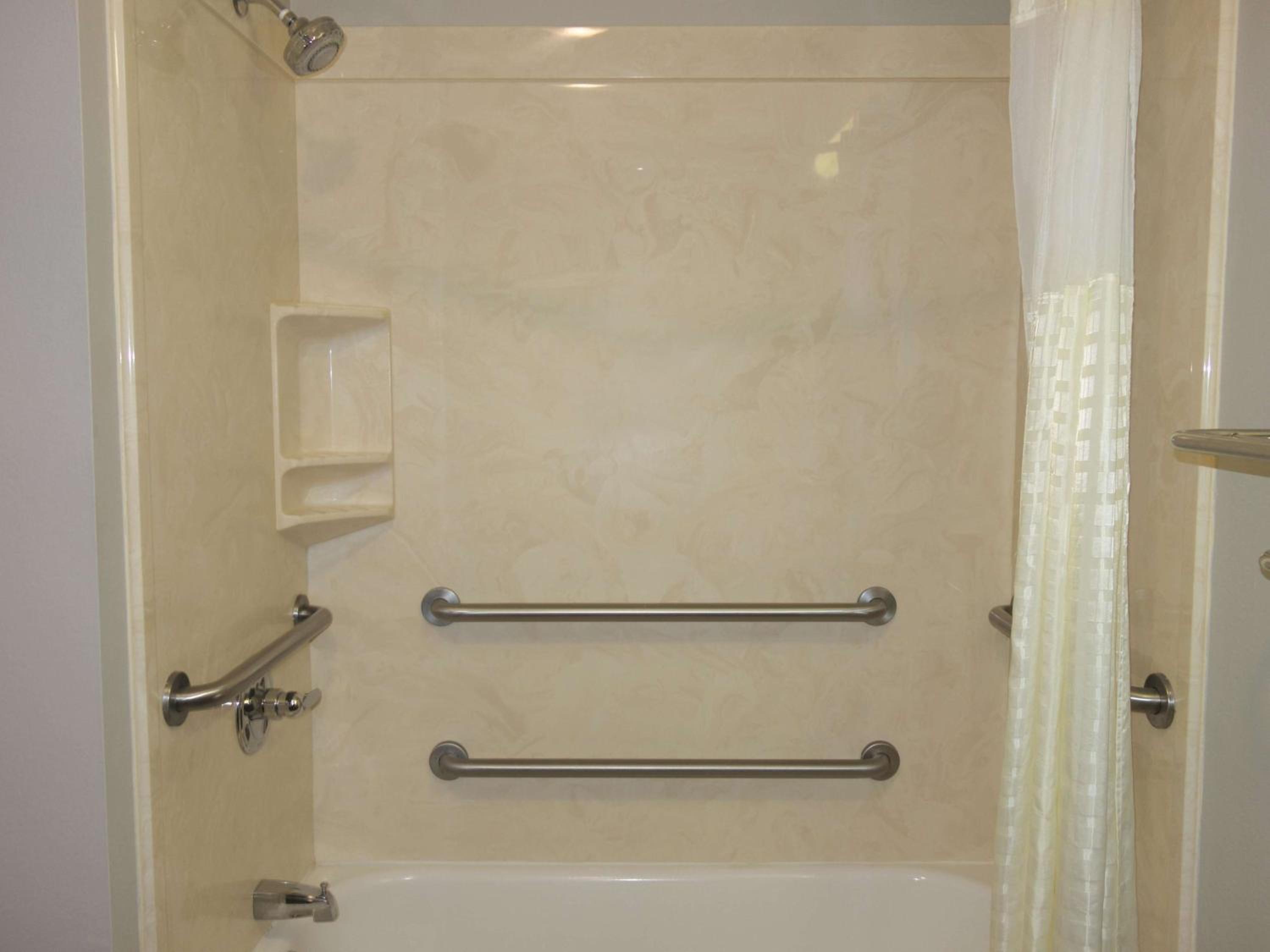 Queen Room with Two Queen Beds and Bathtub - Mobility Accessible/Non-Smoking - Photo 2