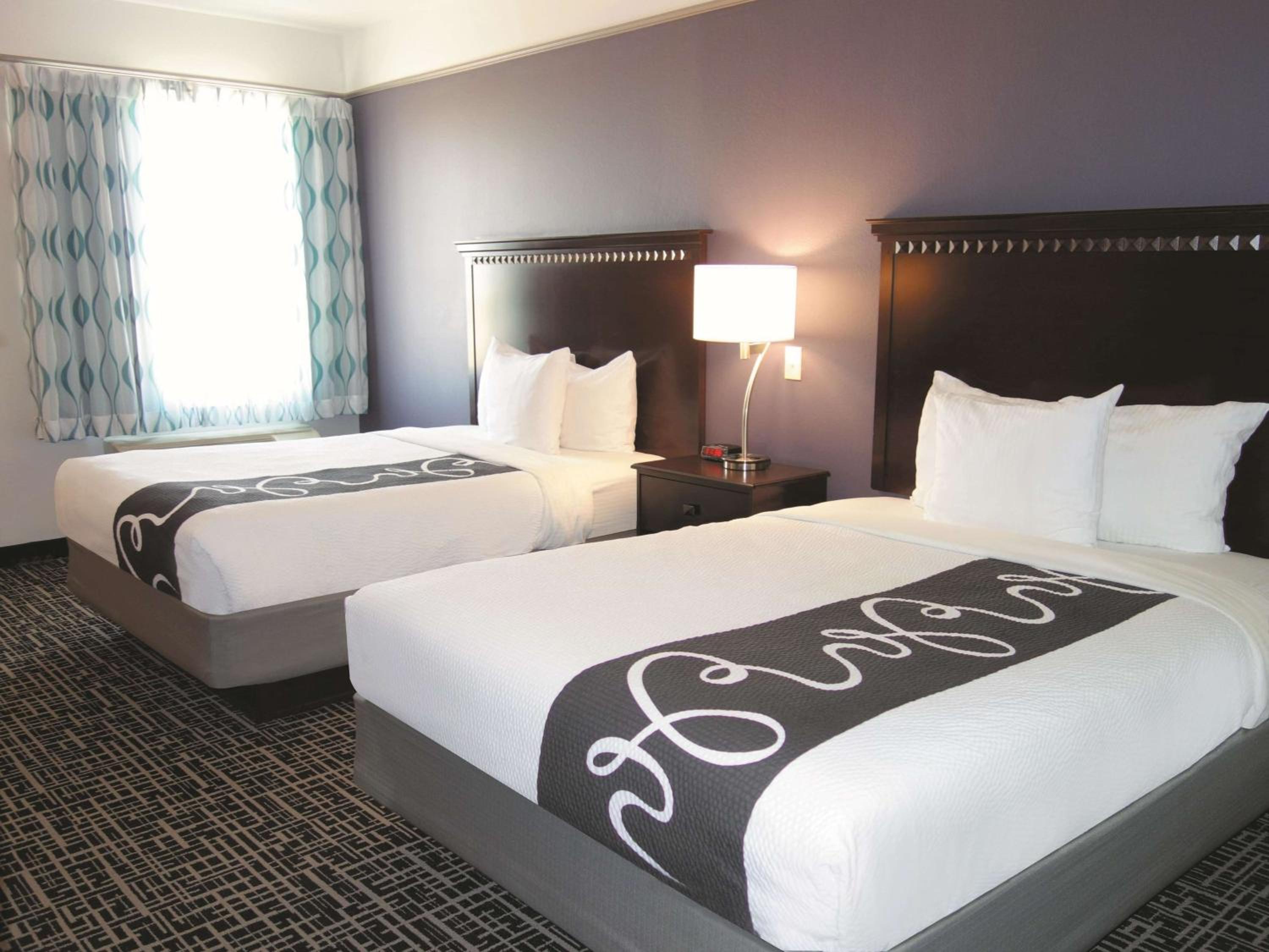 Queen Room with Two Queen Beds and Bathtub - Mobility Accessible/Non-Smoking - Photo 3