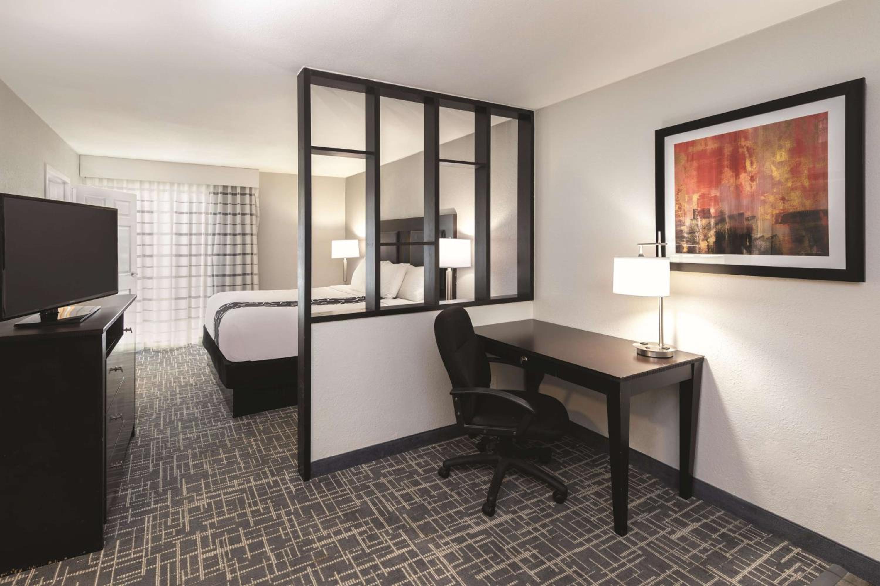 Queen Suite with Mobility/Hearing Impaired Access - Non-Smoking