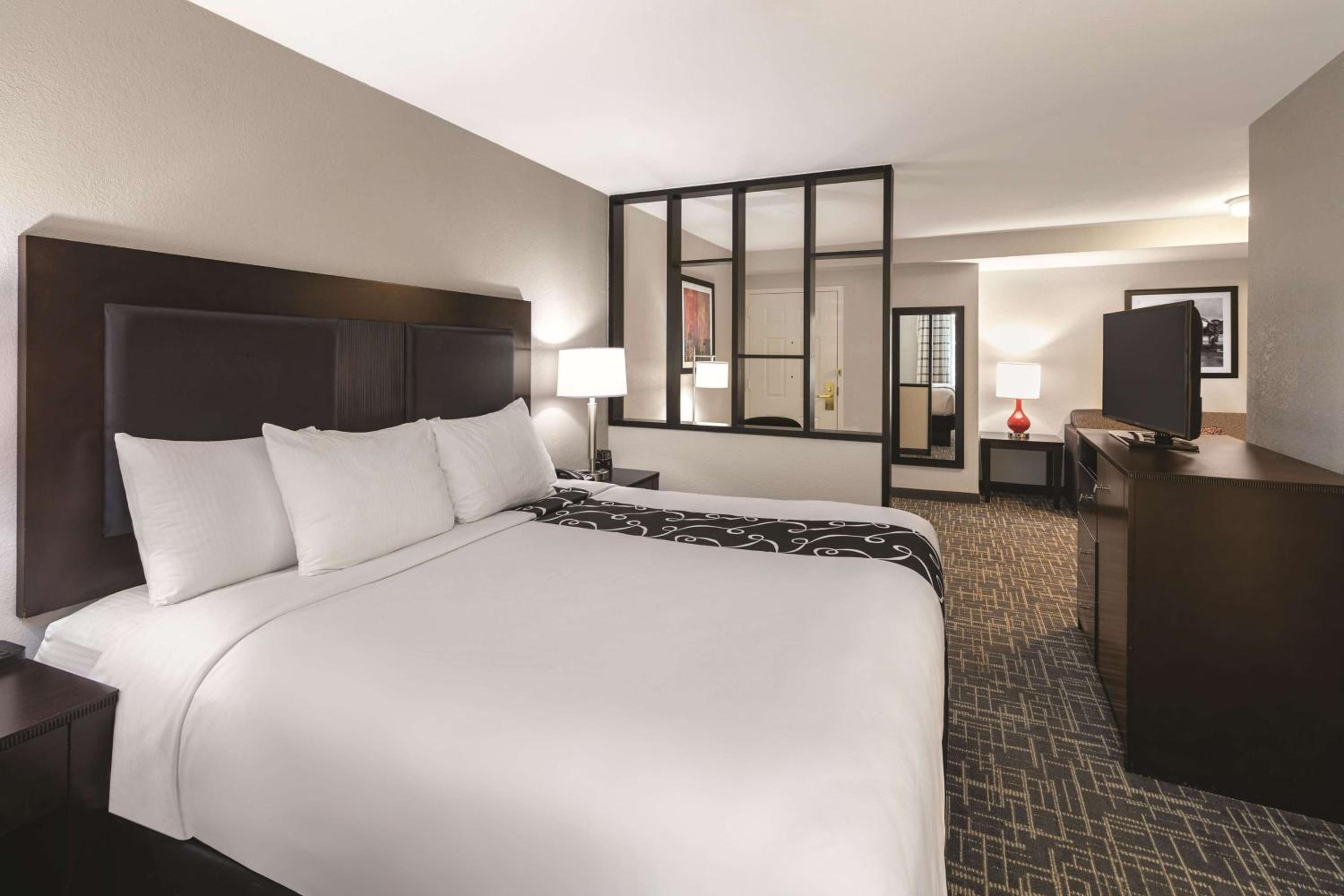 Queen Studio Suite with Roll-In Shower - Mobility/Hearing Accessible - Non-Smoking - Photo 2