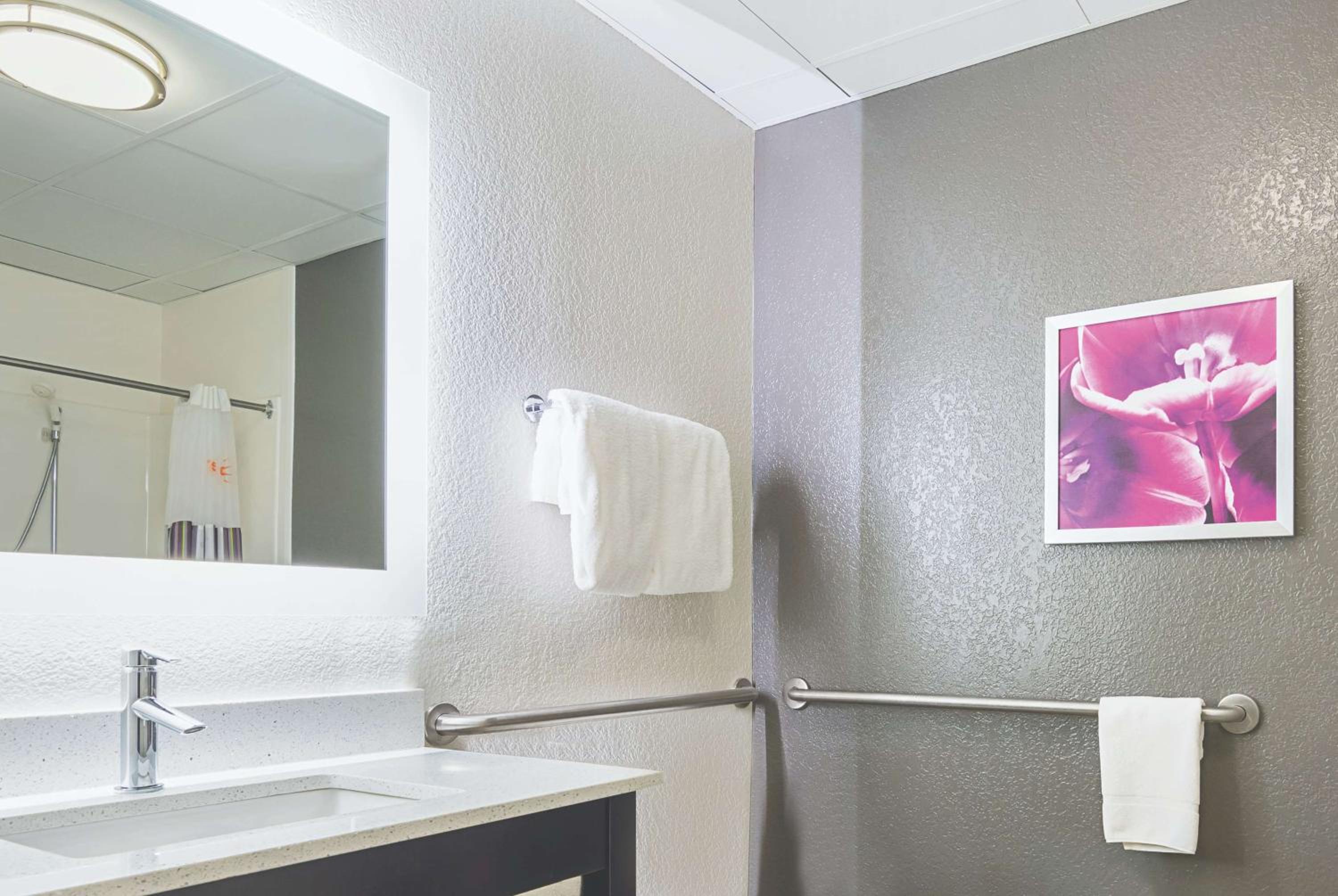 Queen Room - Disability Access - Photo 4
