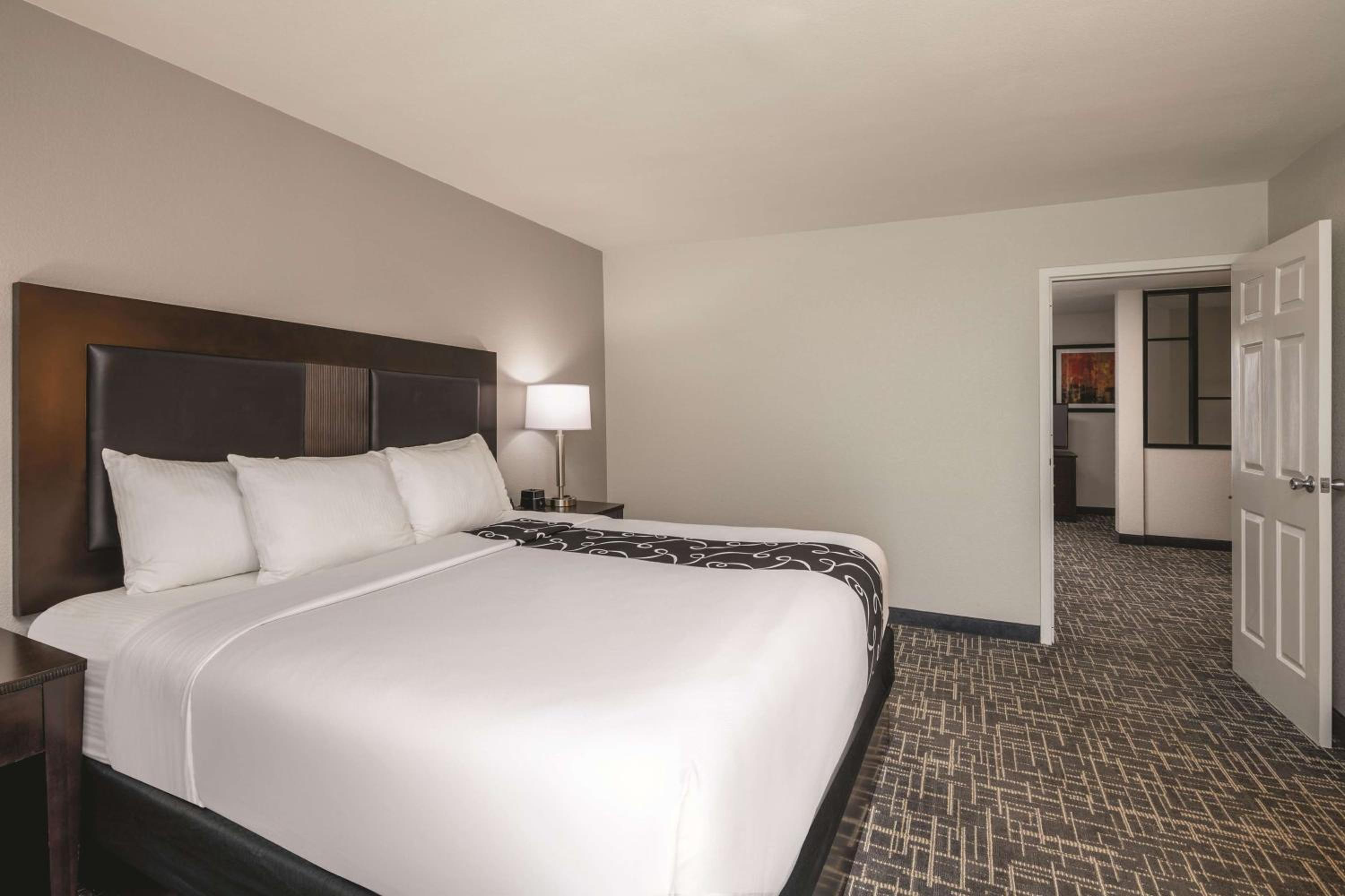 One-Bedroom King Suite - Non-Smoking - Photo 2