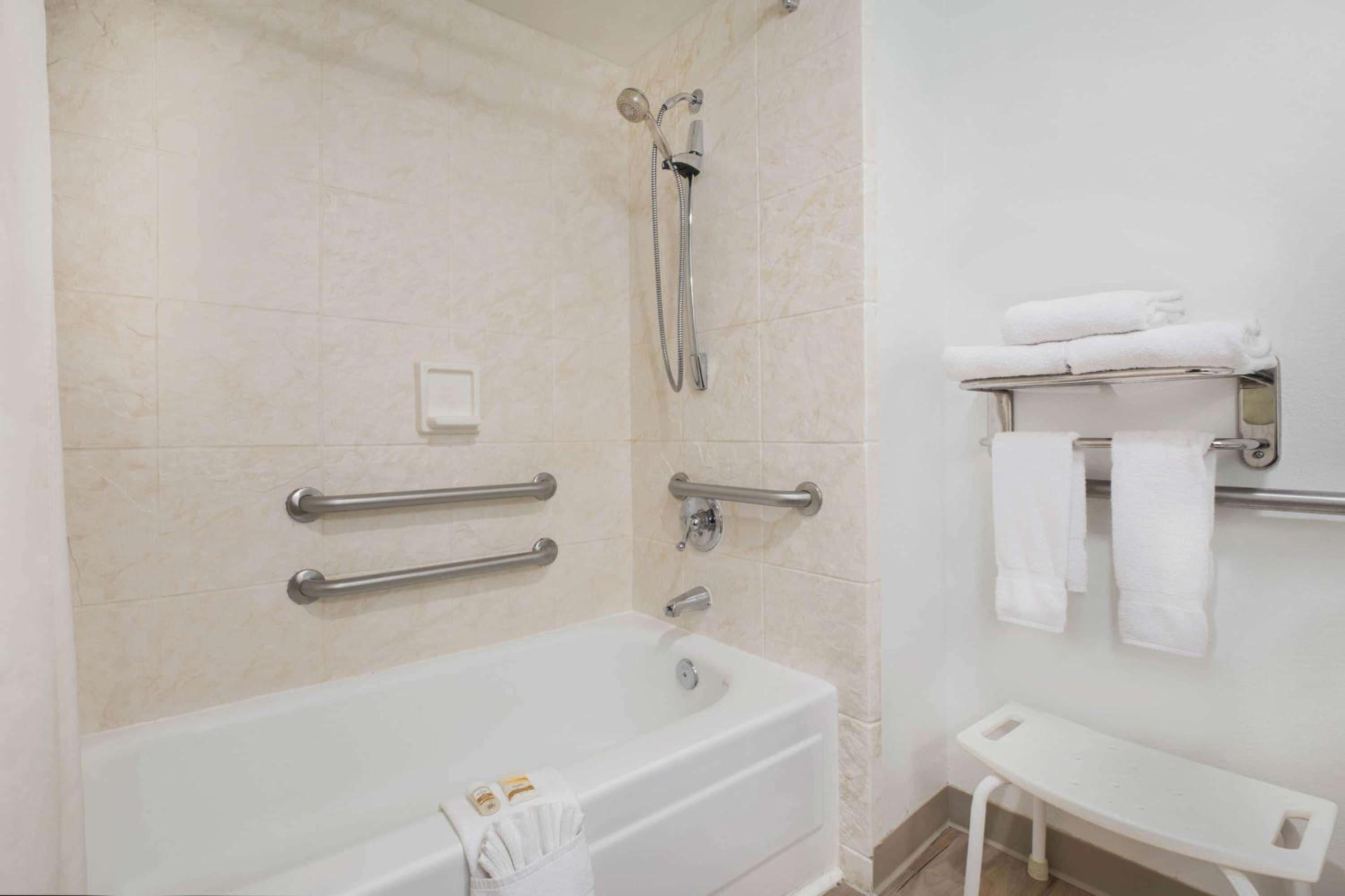 Queen Room - Mobility Access/Non-Smoking - Photo 3