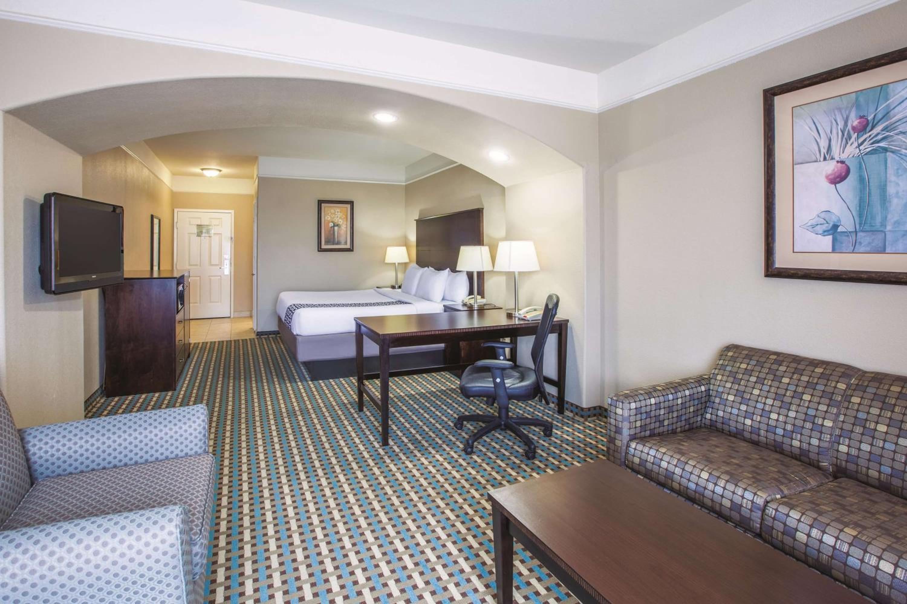Deluxe King Room with Bath Tub - Mobility/Hearing Accessible - Non-Smoking