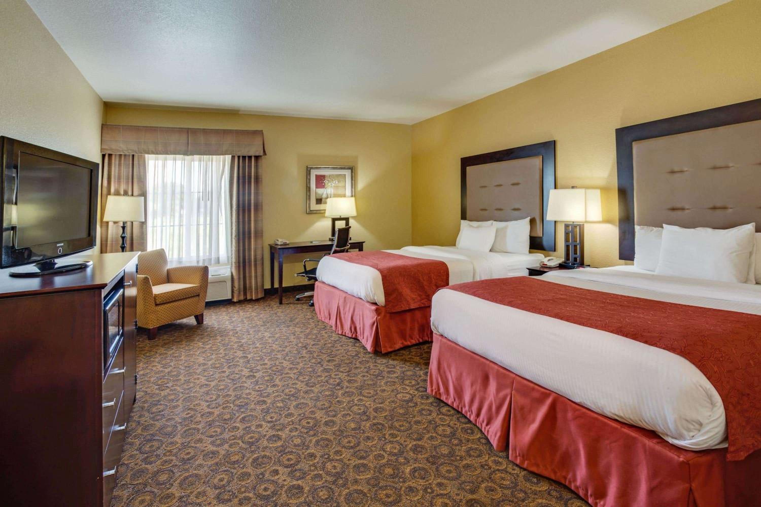 Deluxe Queen Room with Two Queen Beds - Photo 3