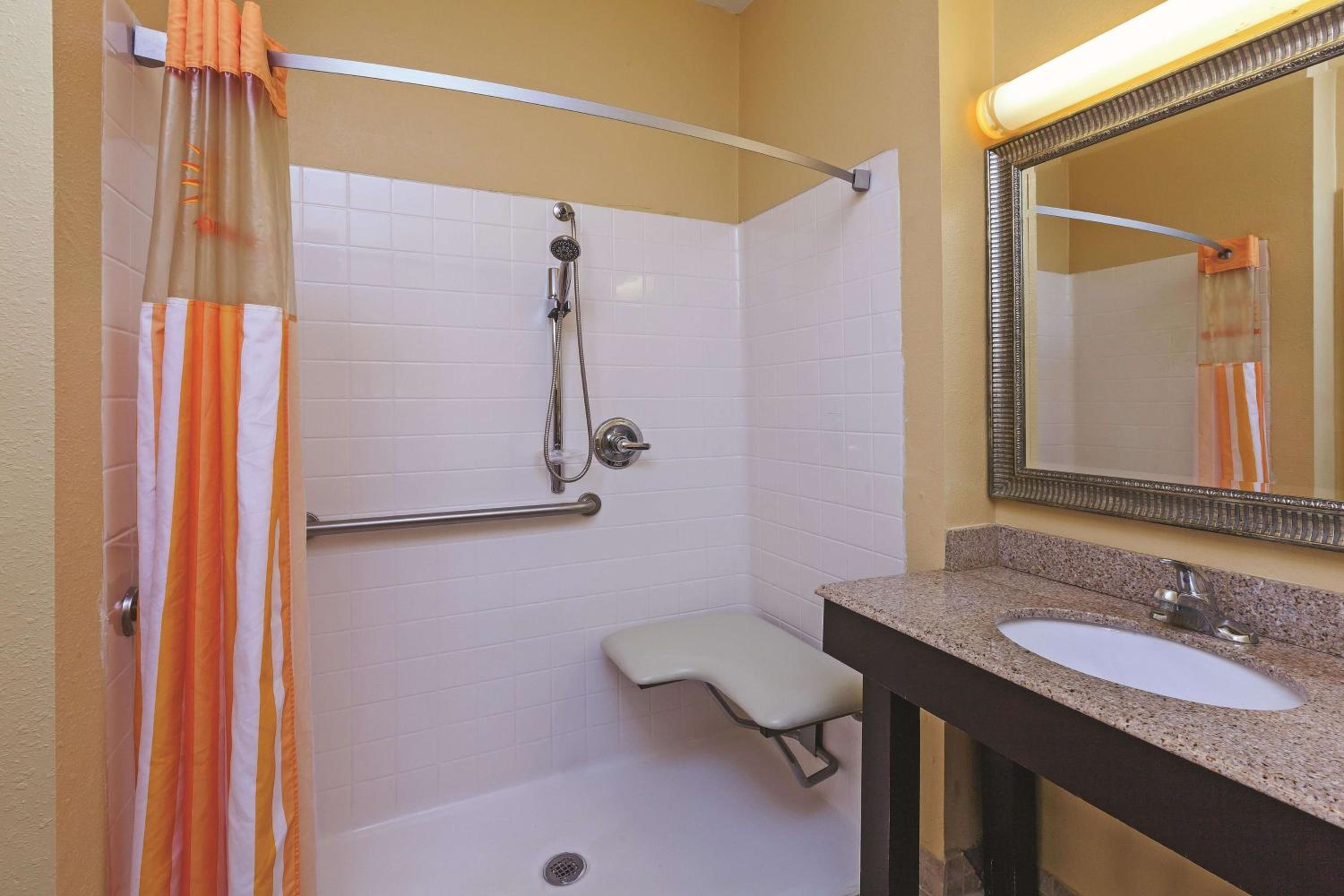 King Room with Roll-In Shower - Mobility/Hearing Accessible - Non-Smoking - Photo 2