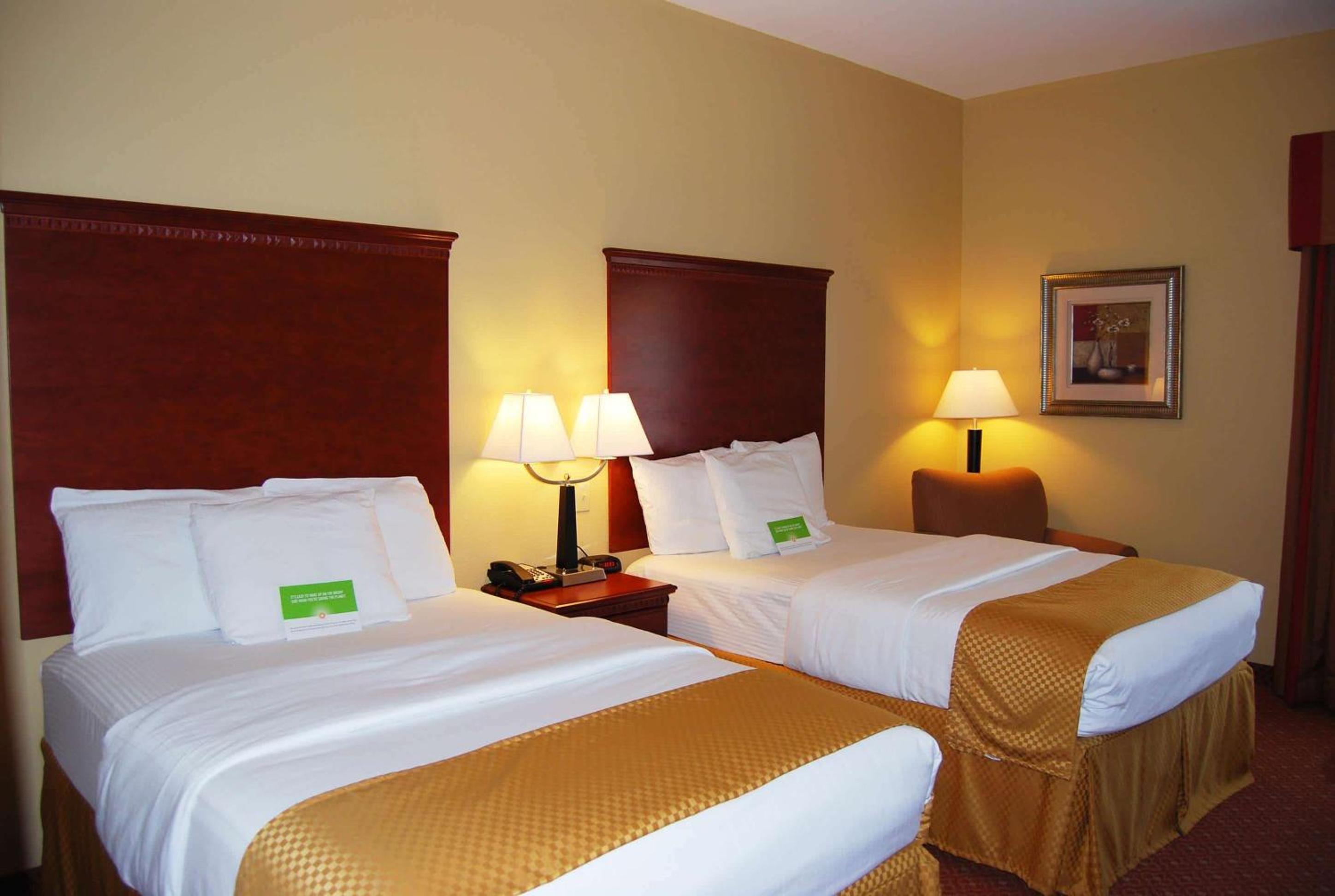 Double Room with Two Double Beds and Bath Tub - Mobility/Hearing Accessible - Non-Smoking - Photo 1