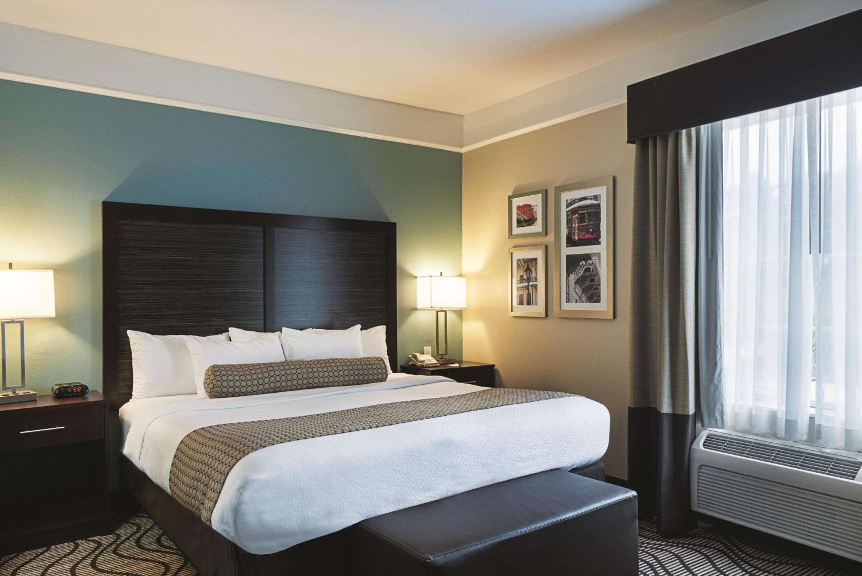King Suite - Non-Smoking - Photo 3
