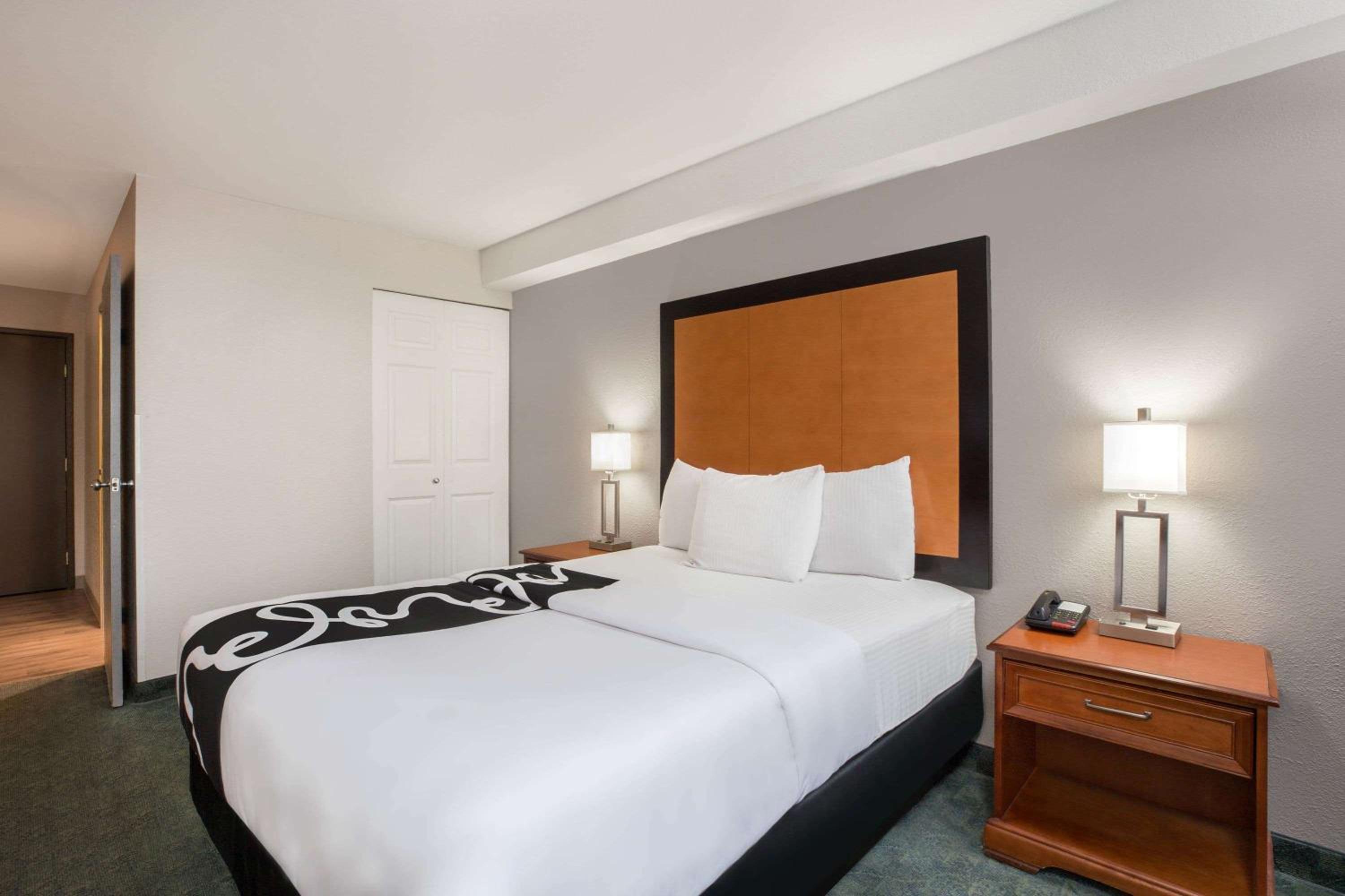 Queen Room - Mobility Access/Non-Smoking - Pool View