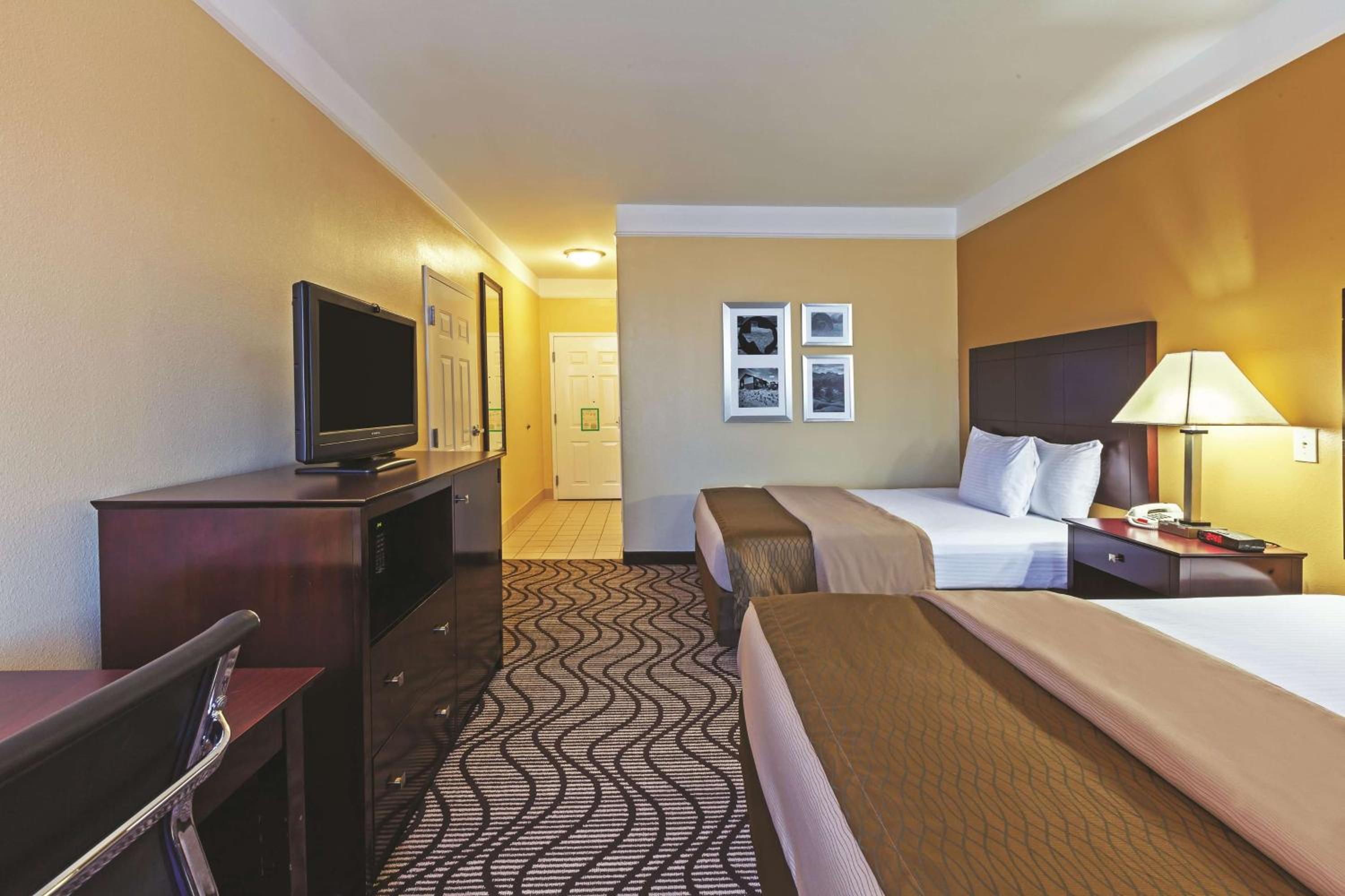 Queen Room with Two Queen Beds and Bath Tub - Mobility/Hearing Access - Non-Smoking - Photo 1