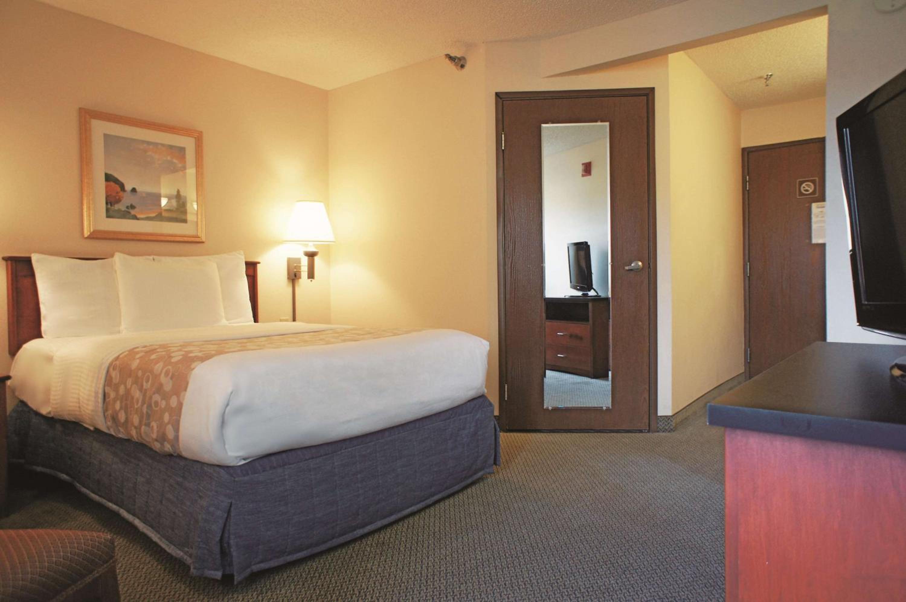 1 Double Bed, Mobility/Hearing Accessible Room, Bathtub w/Grab Bars, Non-Smoking - Photo 1