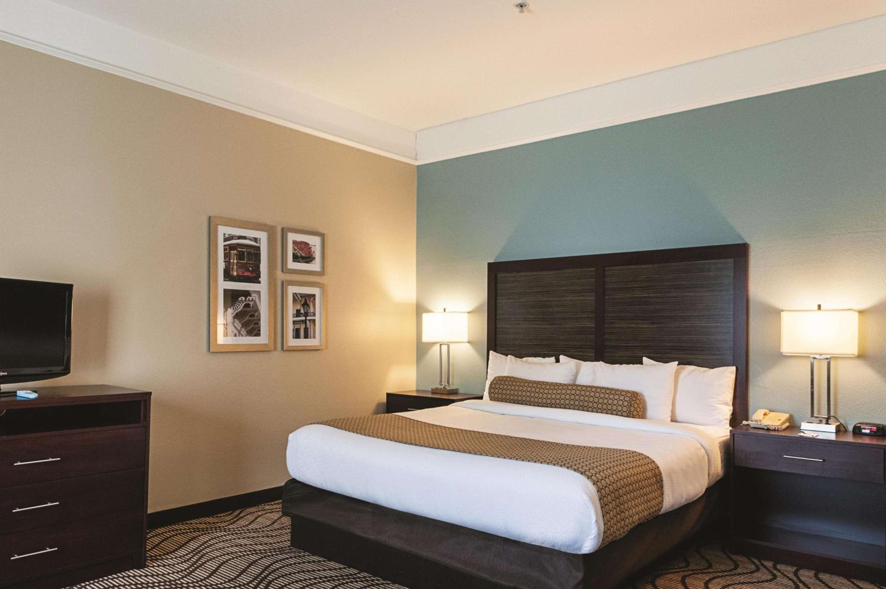 Deluxe King Suite - Mobility Access/Non-Smoking - Photo 3
