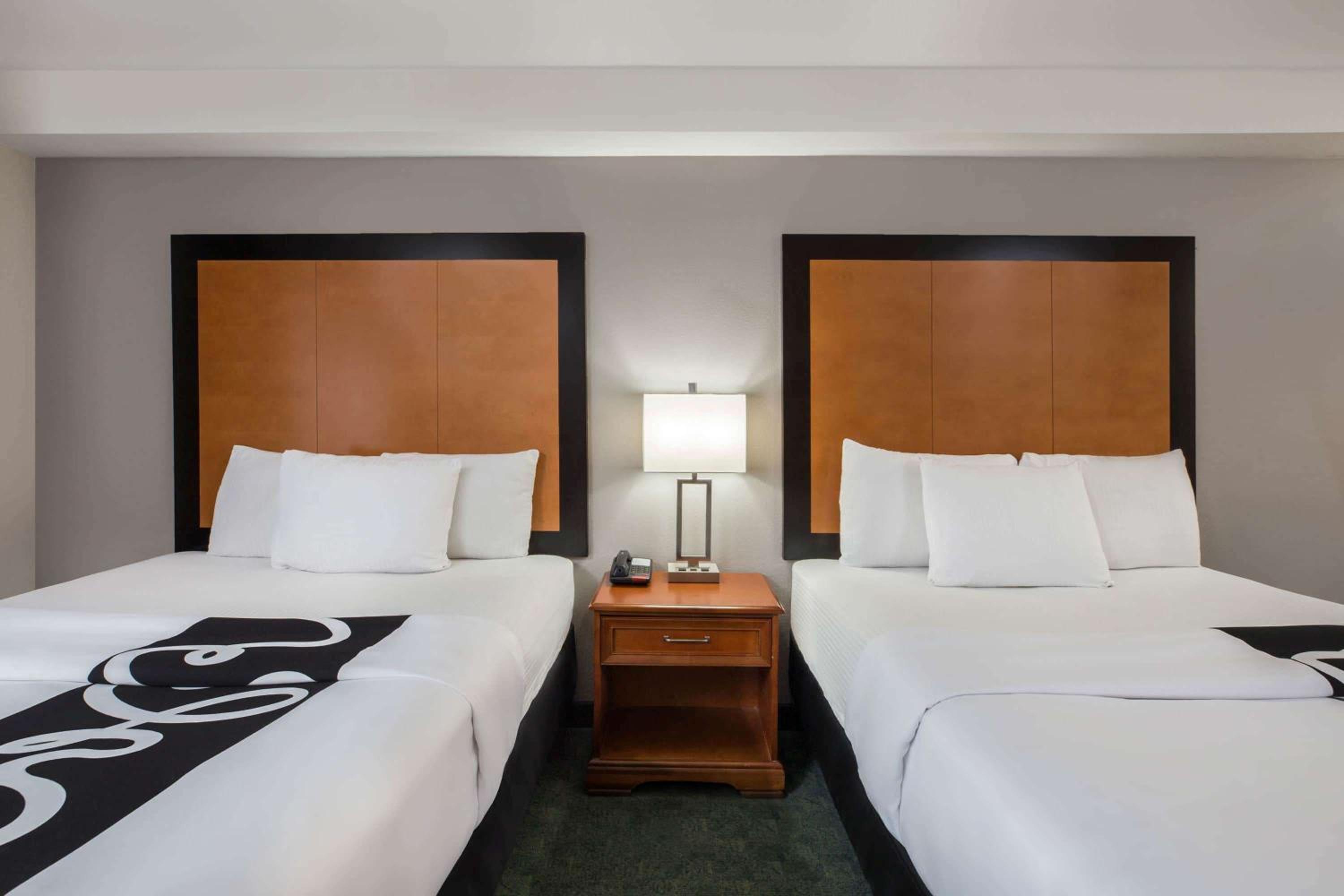 Queen Room with Two Queen Beds - Photo 2