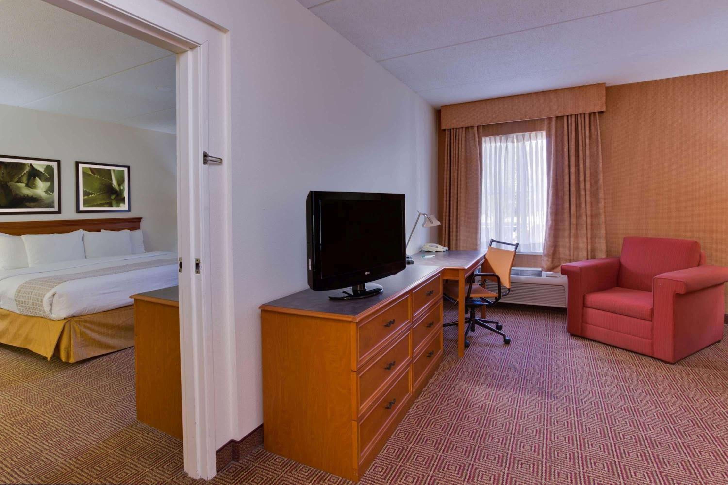 King Suite - Non-Smoking photo 3
