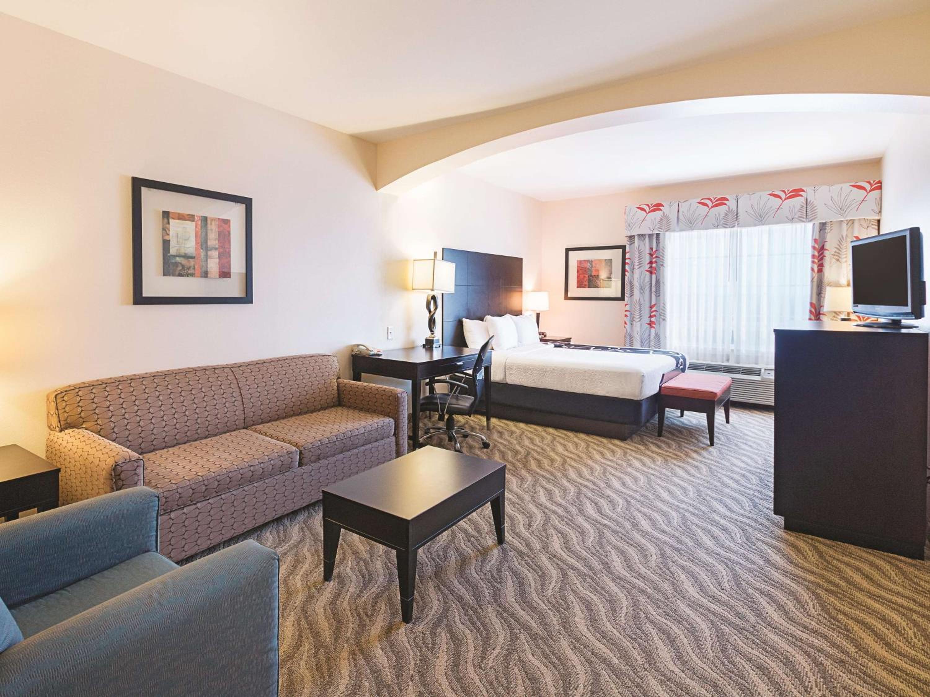 Junior King Suite - Non-Smoking - Photo 2