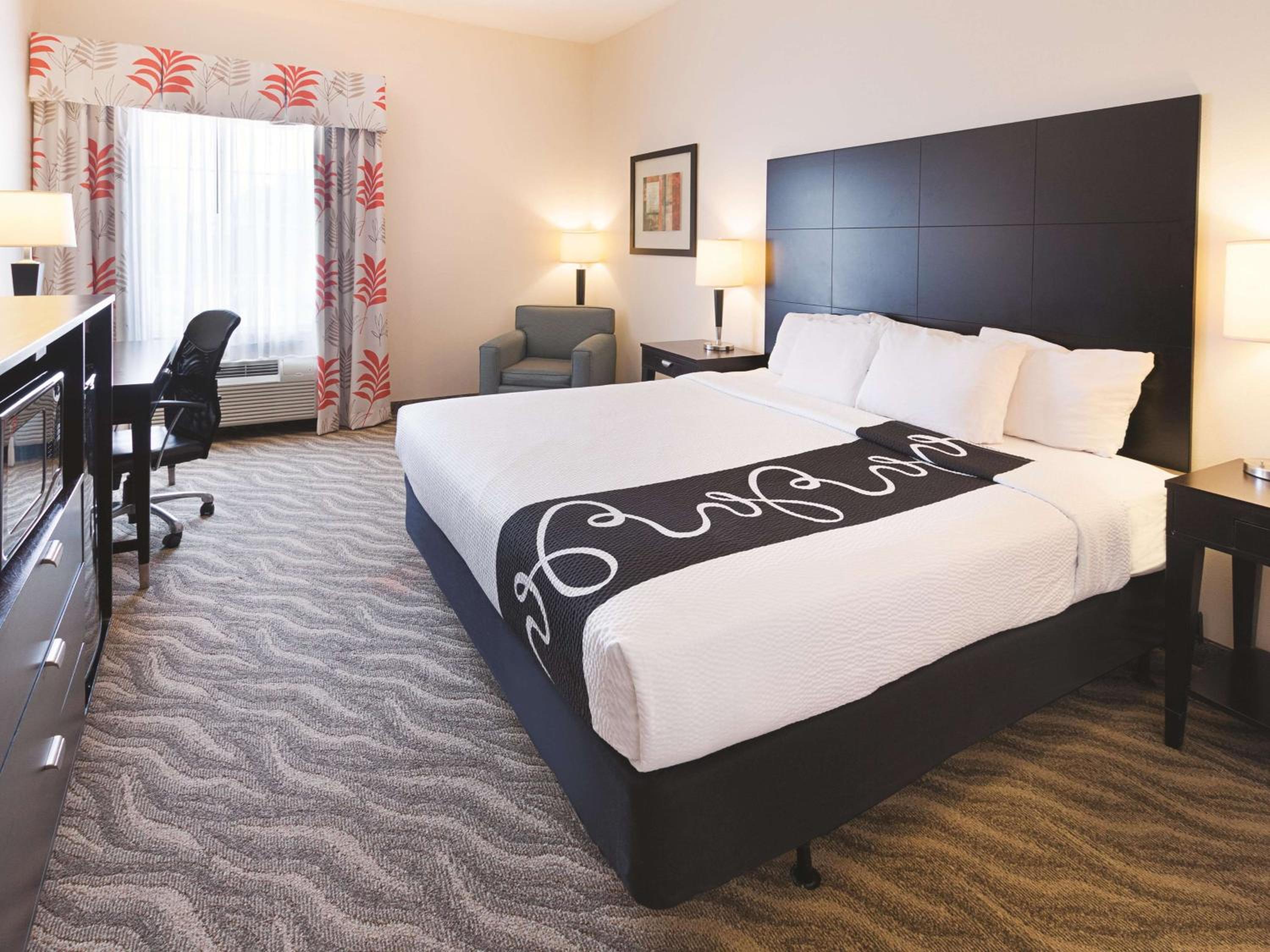 King Room with Bath Tub - Mobility/Hearing Accessible - Non-Smoking - Photo 1