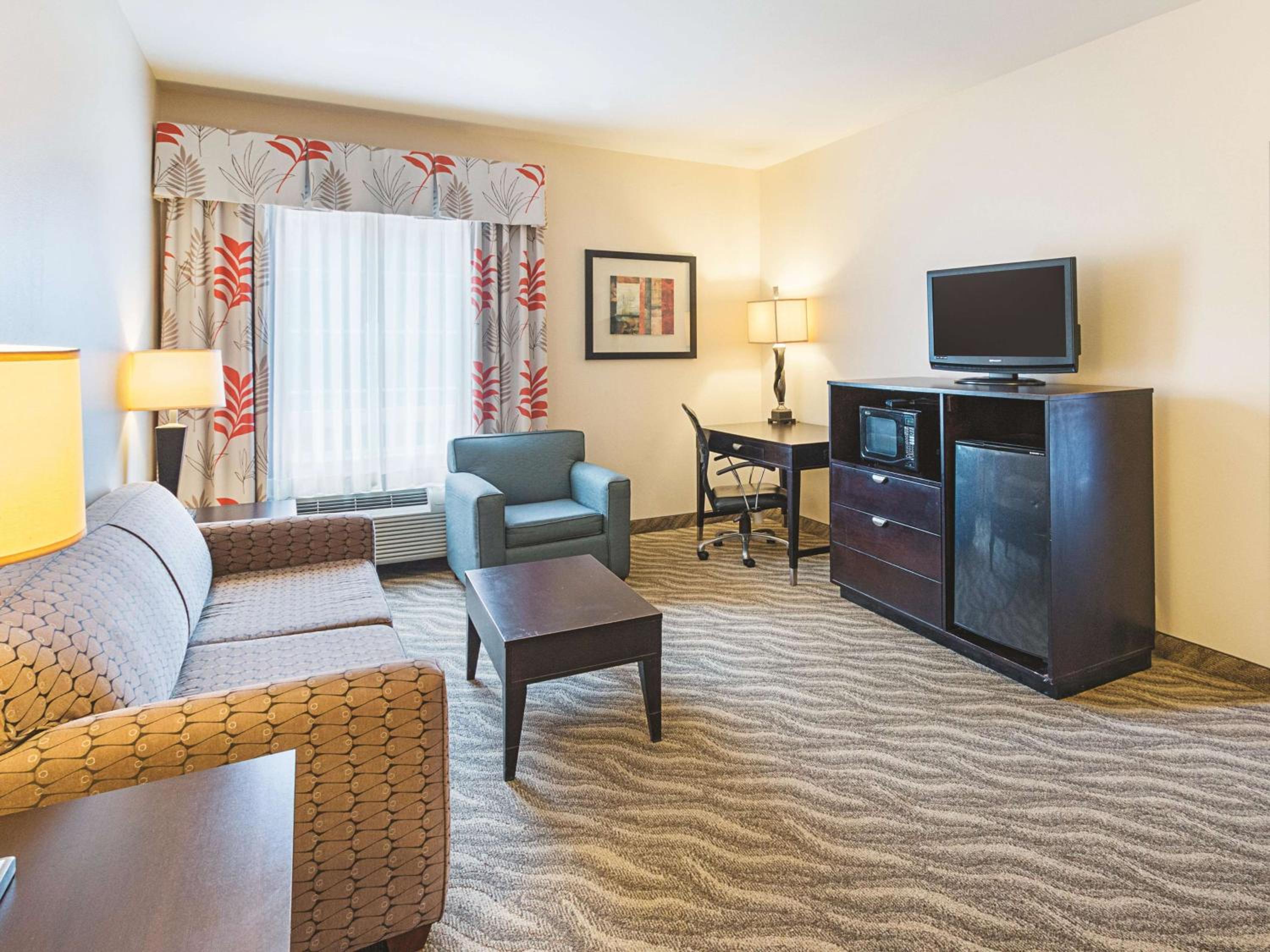 1 King Bed, Mobility/Hearing Access Family Suite, Tub w/ Grab Bars, Non-Smoking - Photo 2