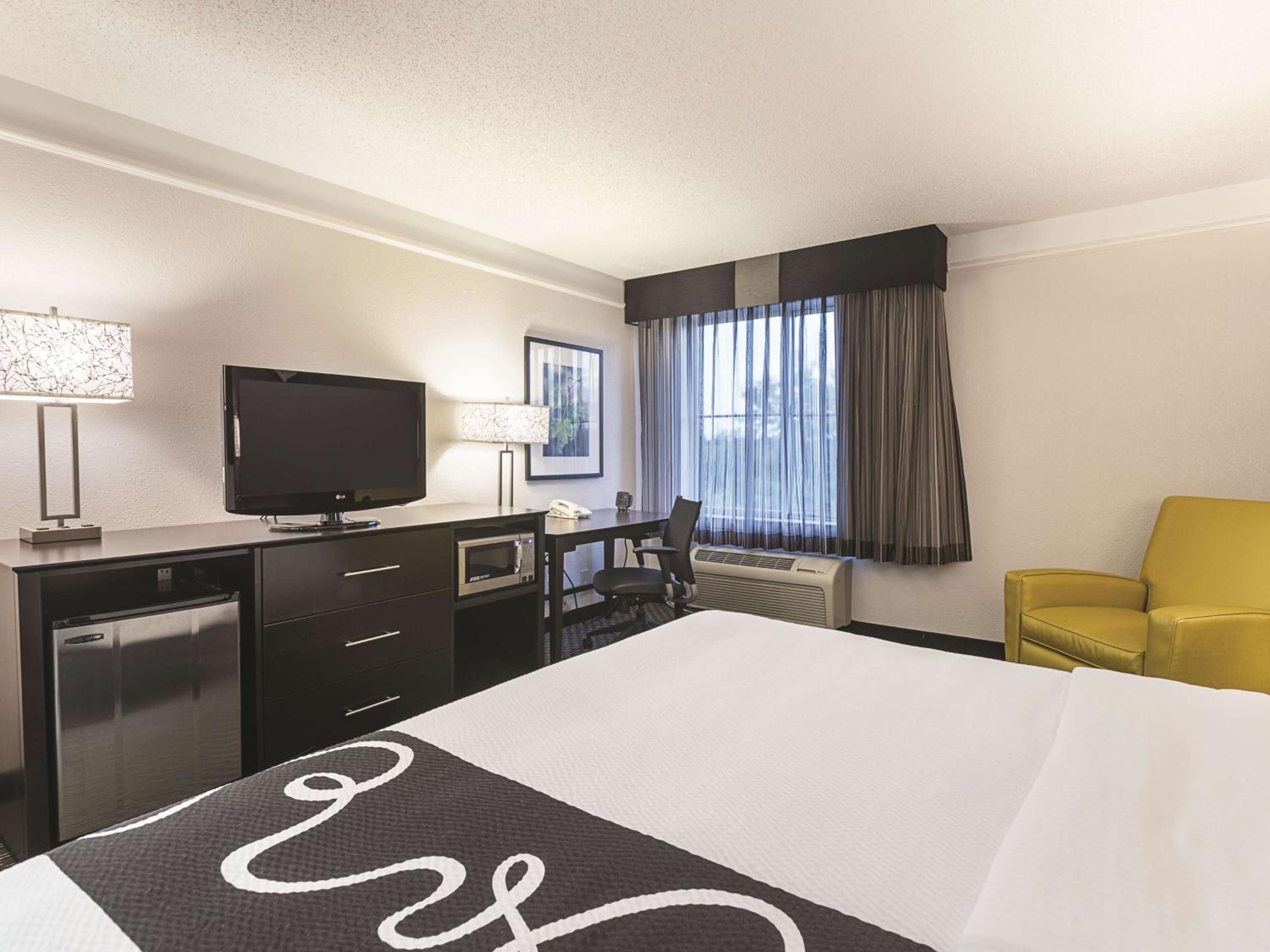 Deluxe King Room - Photo 2