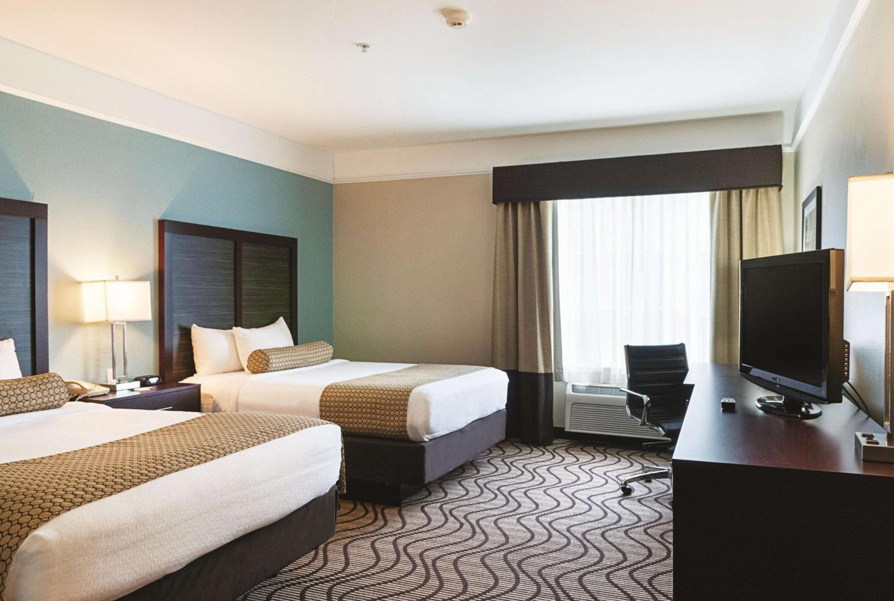 Queen Room with Two Queen Beds and Roll-in Shower - Mobility Accessible/Non-Smoking - Photo 2