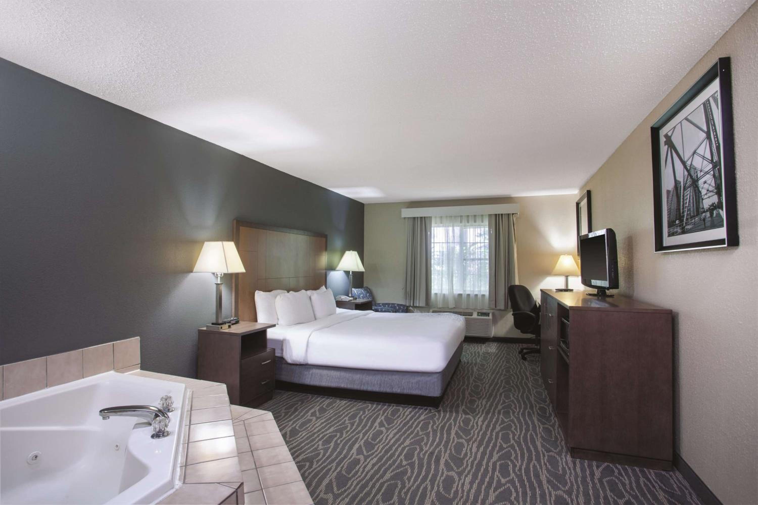 Deluxe King Studio Suite - Non-Smoking - Photo 1