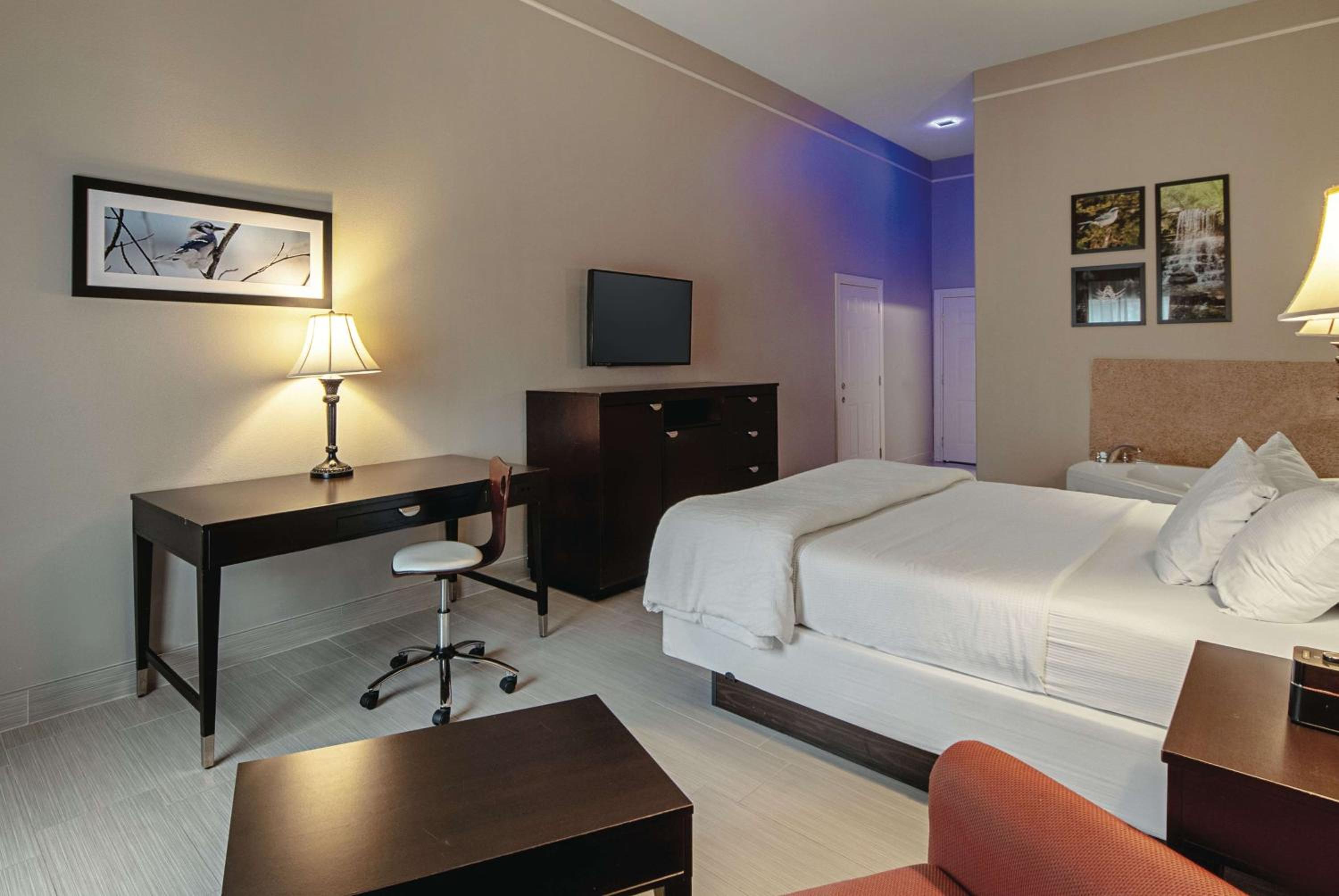 2 King Beds, One-Bedroom Suite, Non-Smoking - Photo 1