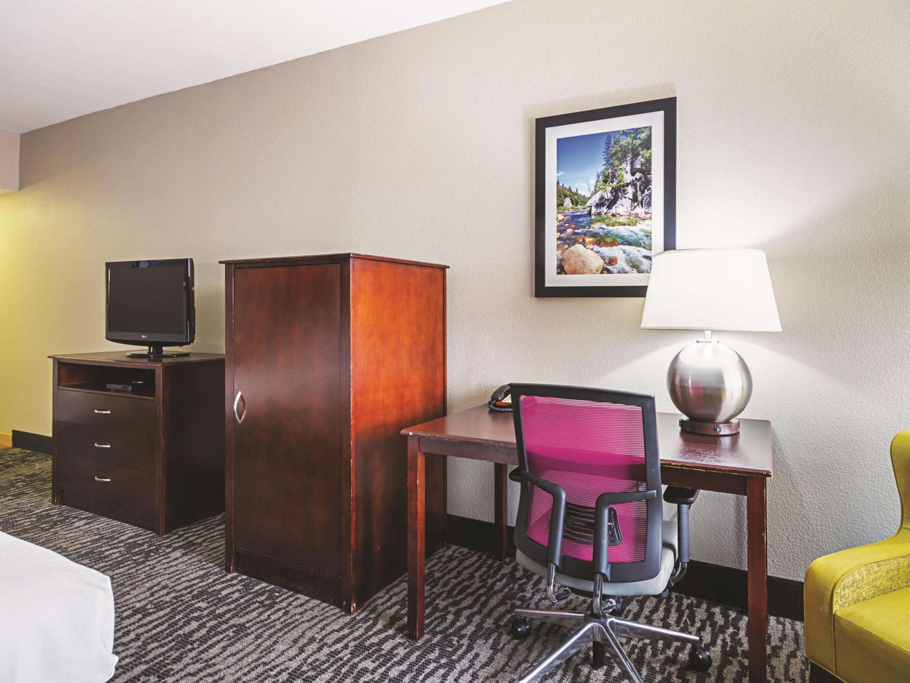 Deluxe King Suite With In Room Spa - Photo 2