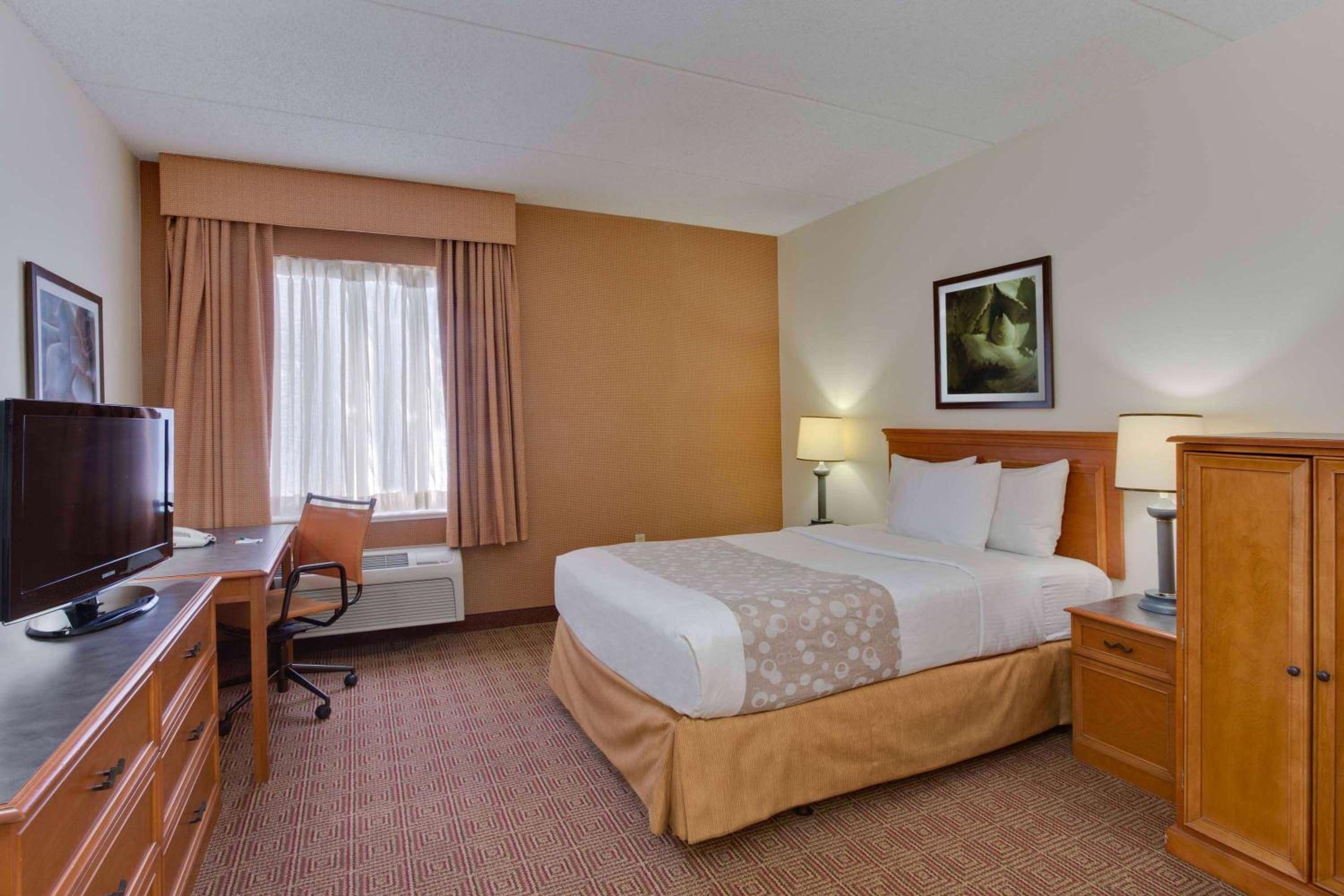 1 Full Bed, Mobility/Hearing Accessible Room, Roll-In Shower, Non-Smoking - Photo 1