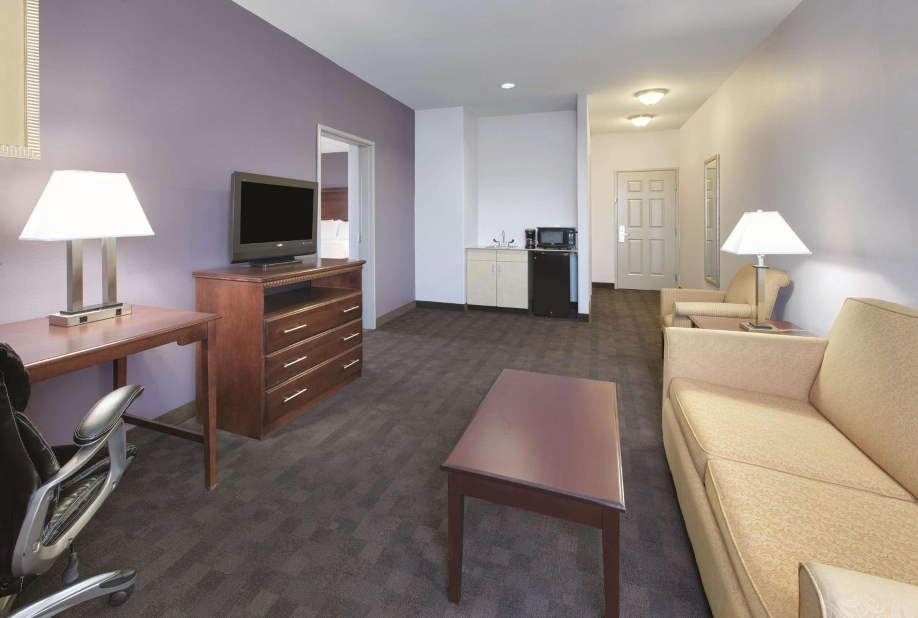 King Suite with Bath Tub - Mobility/Hearing Accessible - Non-Smoking photo 1