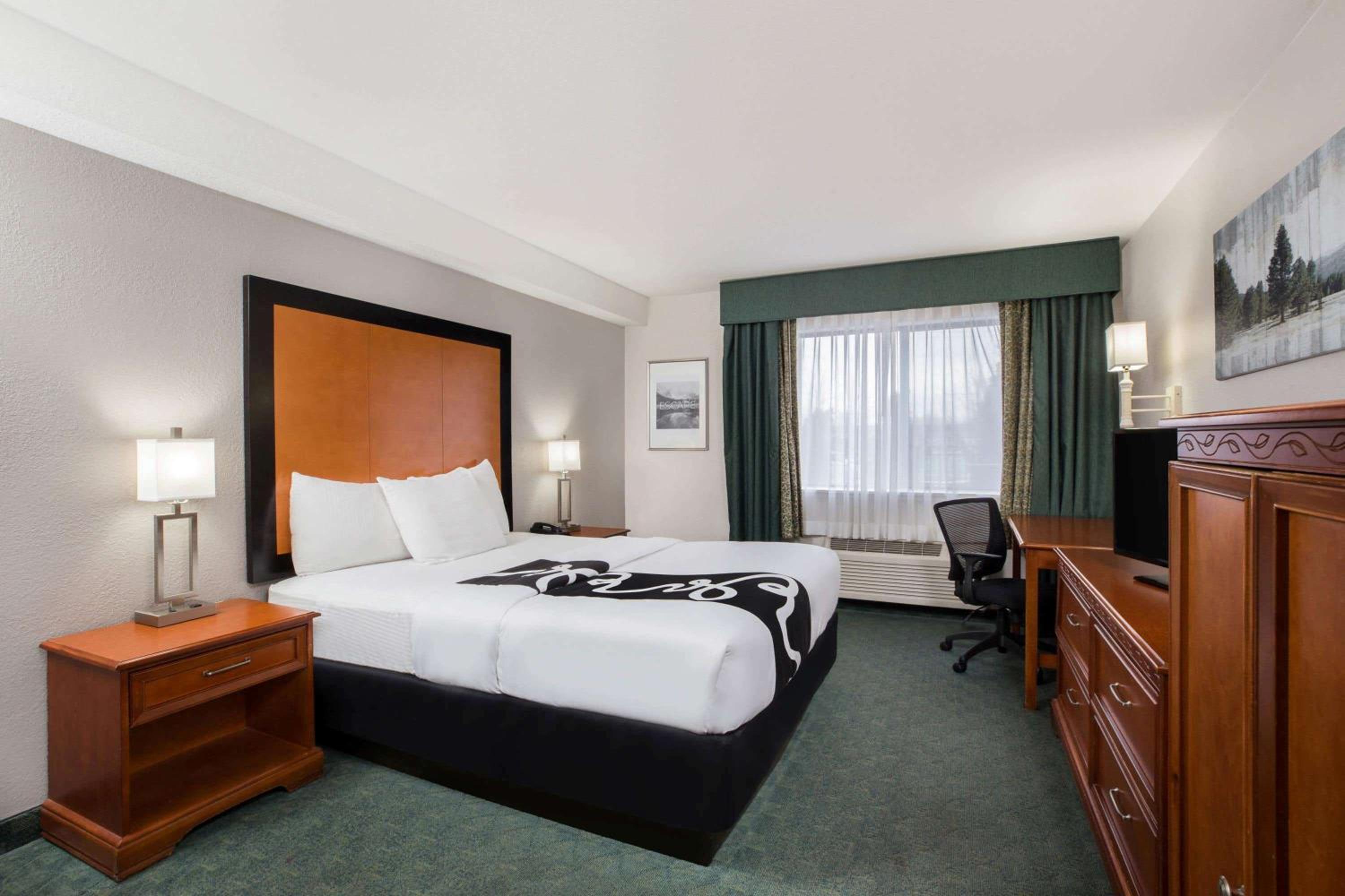 Queen Room - Mobility Access/Non-Smoking - Pool View