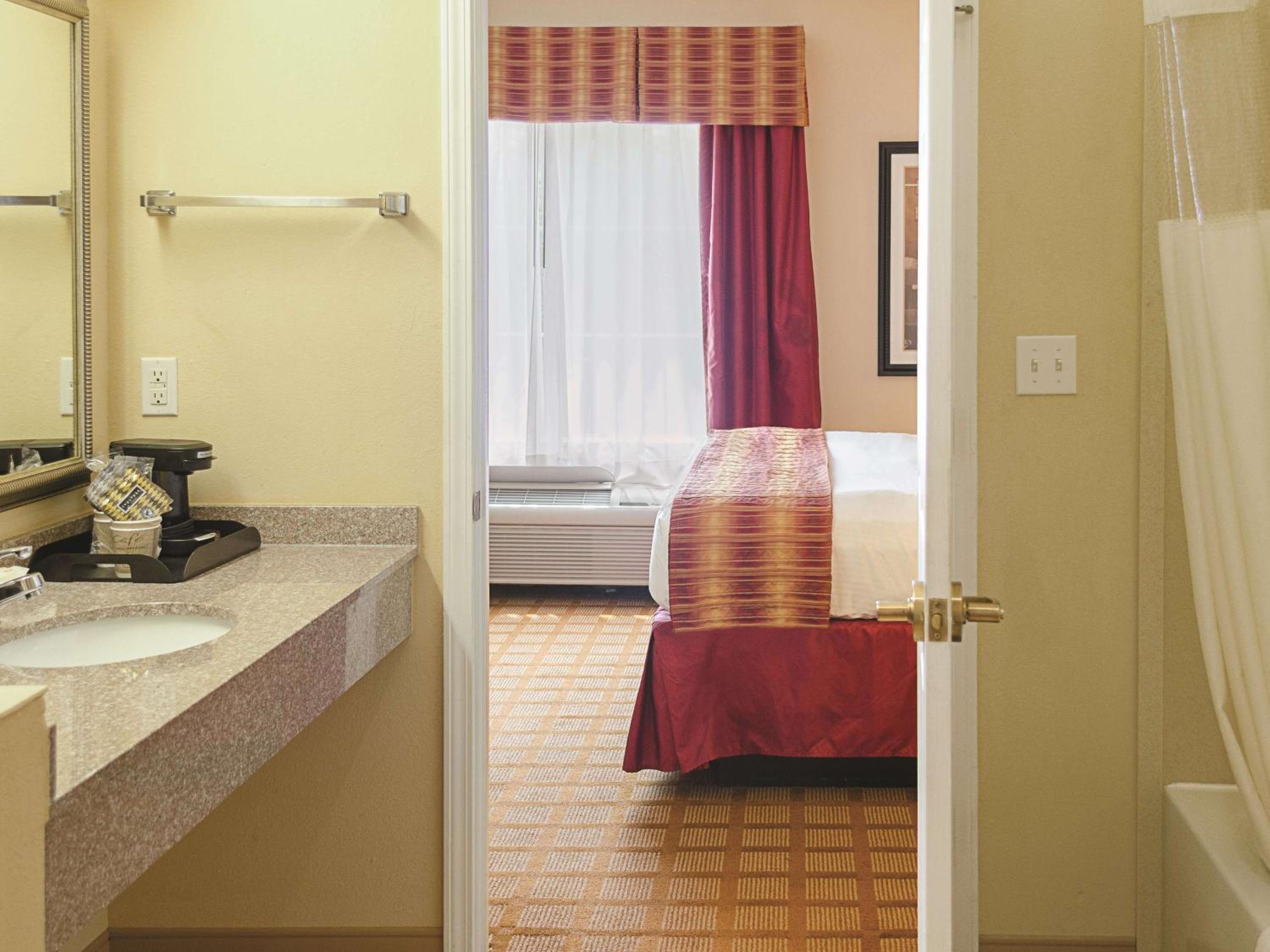 One-Bedroom King Suite - Non-Smoking
