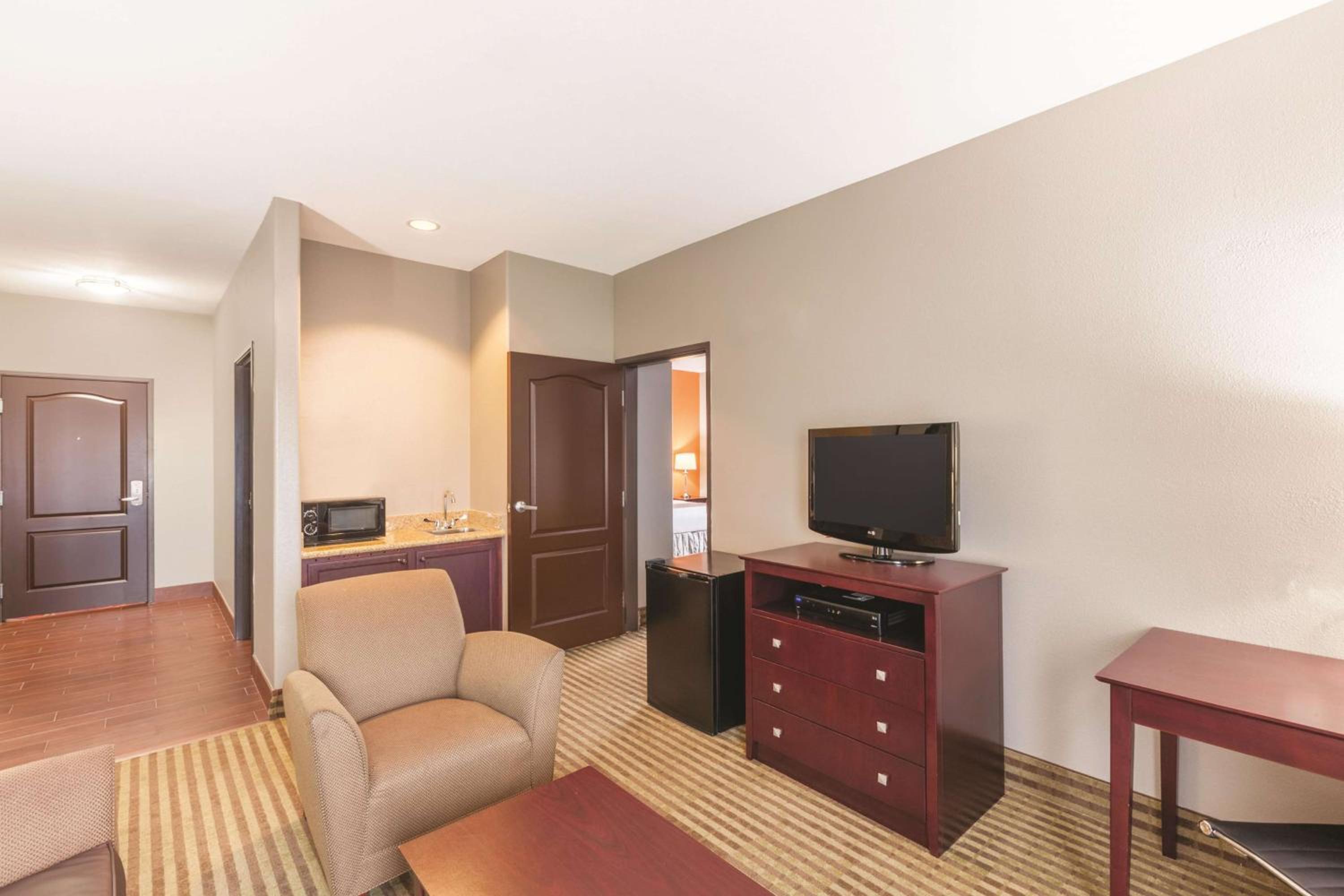 1 King Bed, Mobility/Hearing Access Family Suite, Tub w/ Grab Bars, Non-Smoking - Photo 1