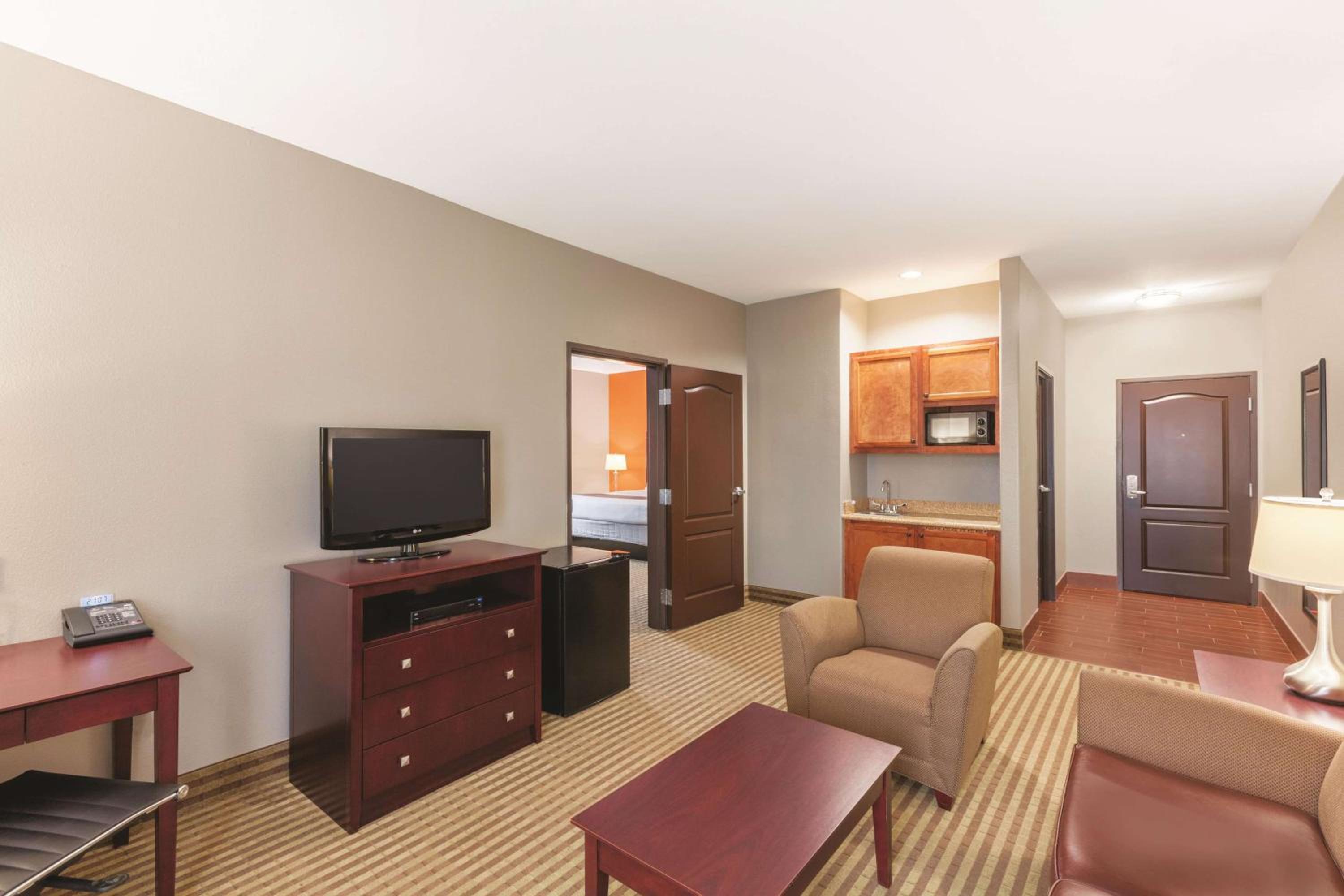 Deluxe King Suite - Photo 2
