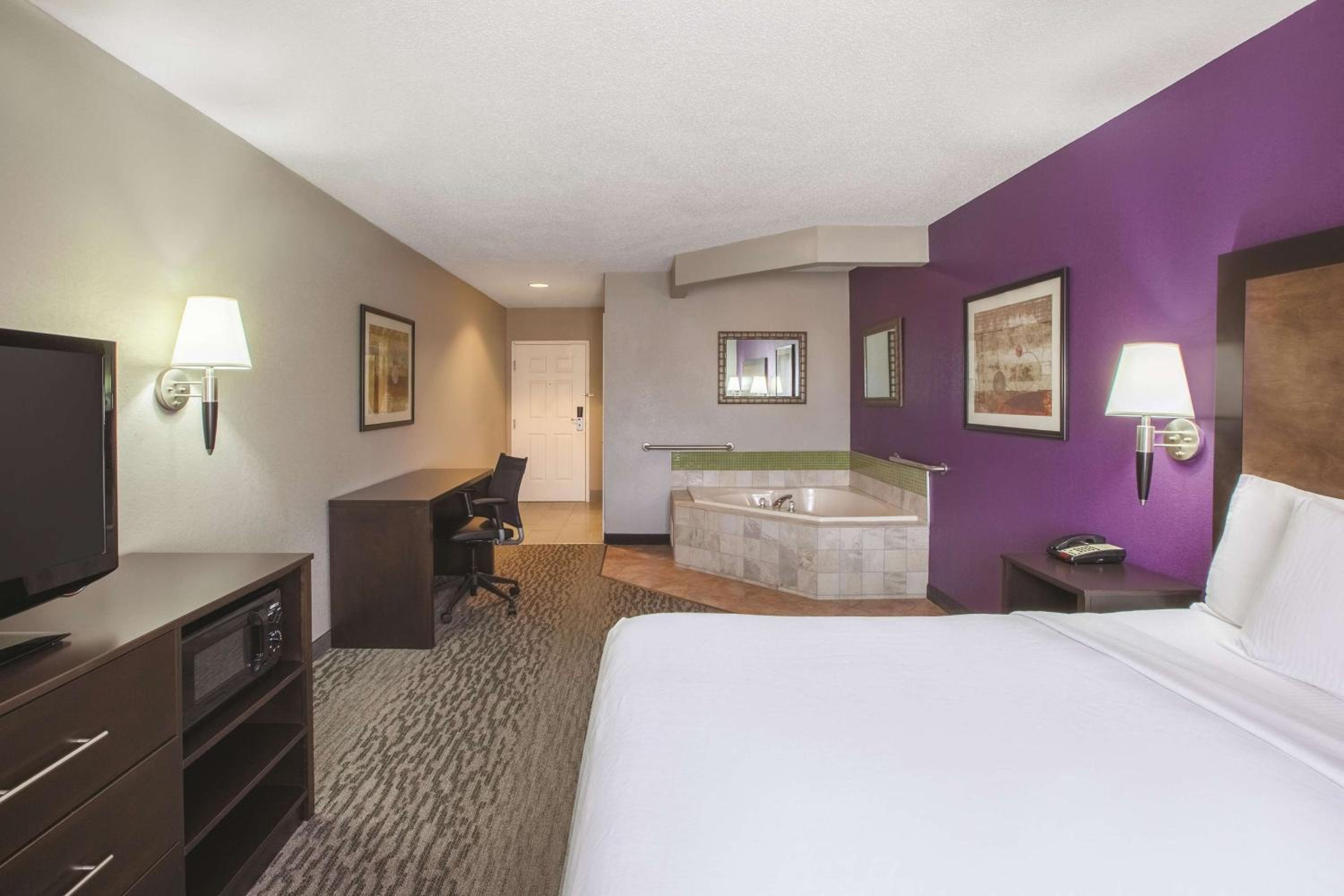 Deluxe King Suite - Non-Smoking - Photo 6