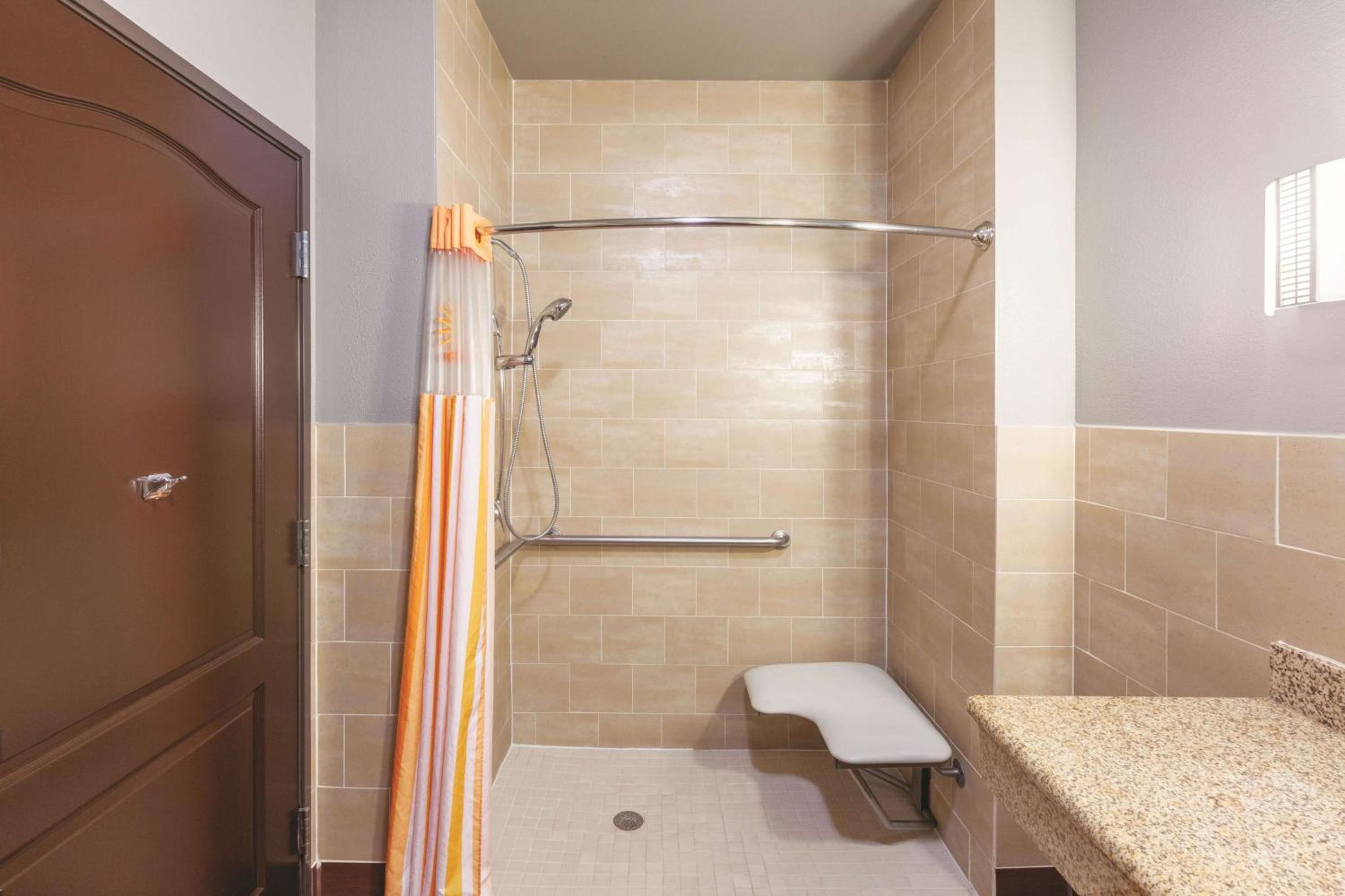 King Room with Bath Tub - Mobility/Hearing Accessible - Non-Smoking - Photo 2