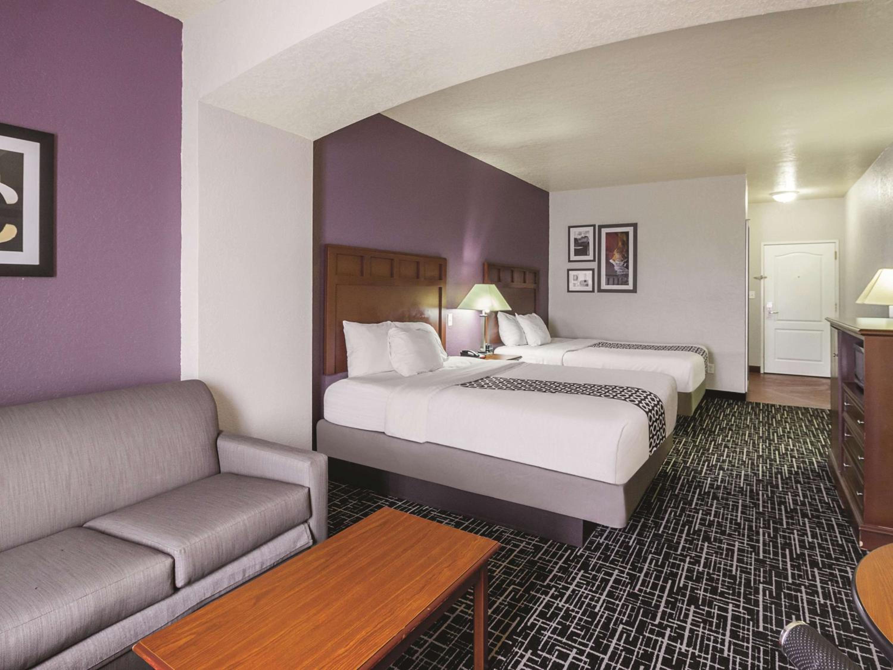 Deluxe Suite with Two Queen Beds - Non-Smoking - Photo 5