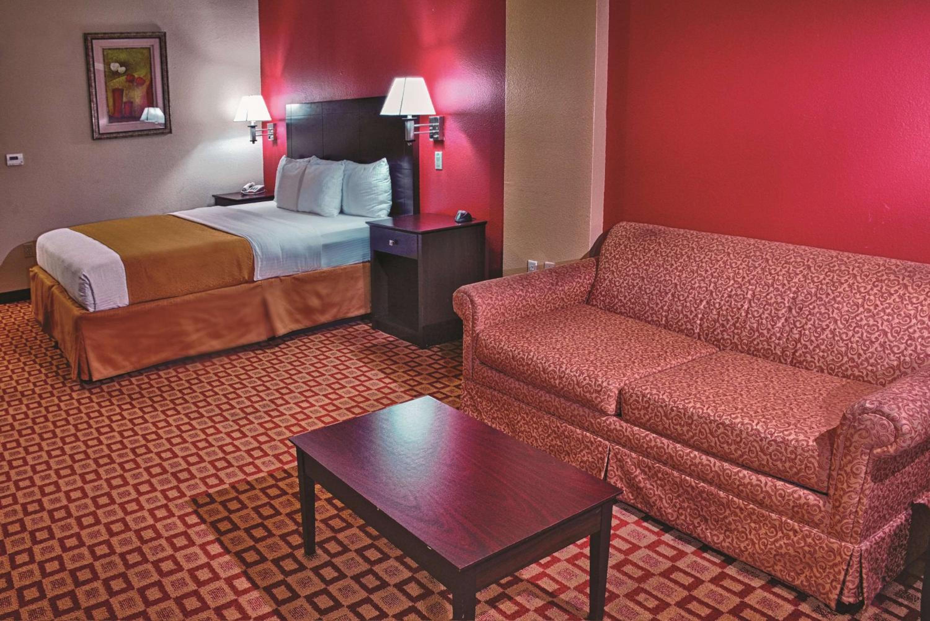 King Room with Bath Tub - Mobility/Hearing Accessible - Non-Smoking - Photo 1