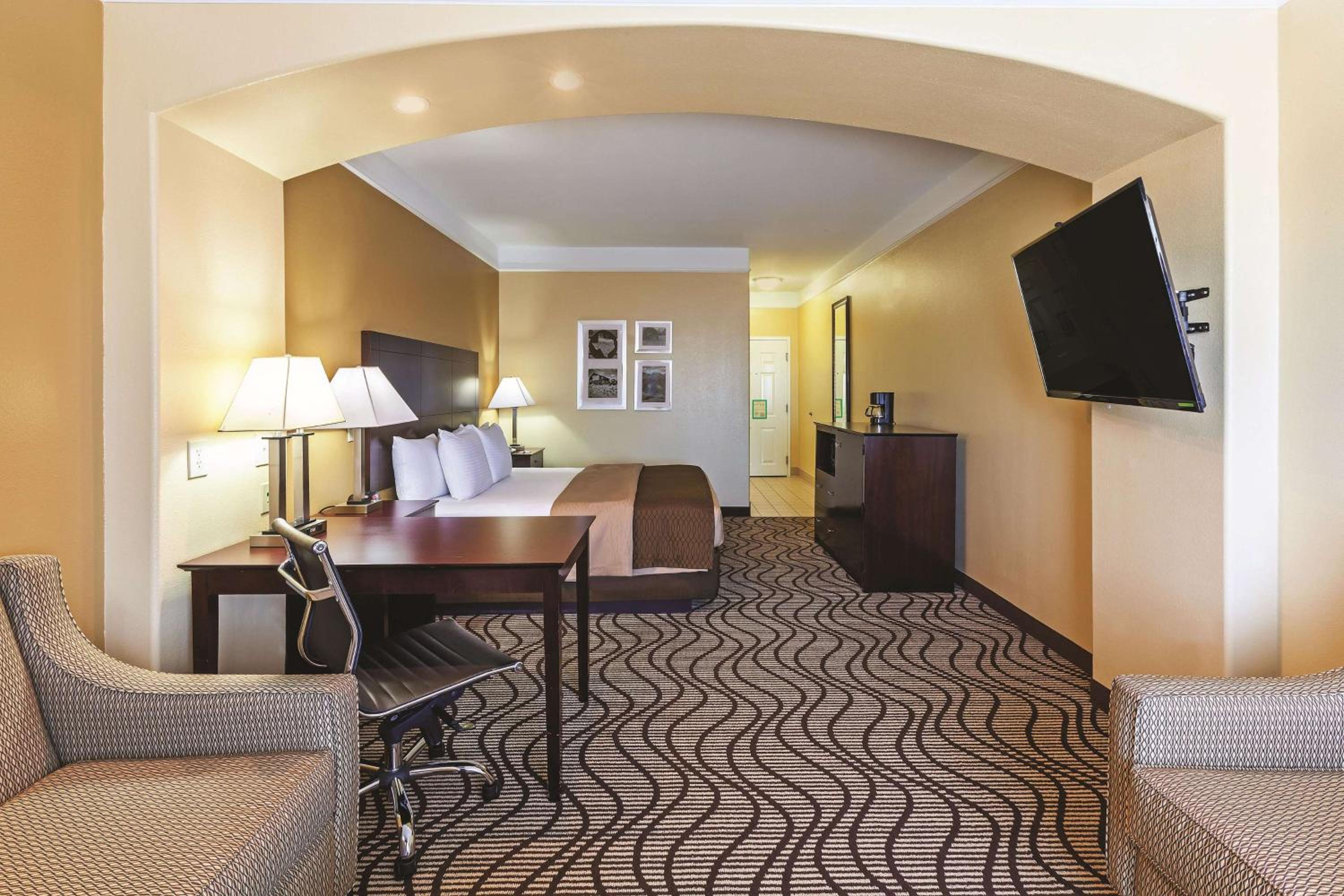 Deluxe King Room with Bath Tub - Mobility/Hearing Accessible - Non-Smoking - Photo 1