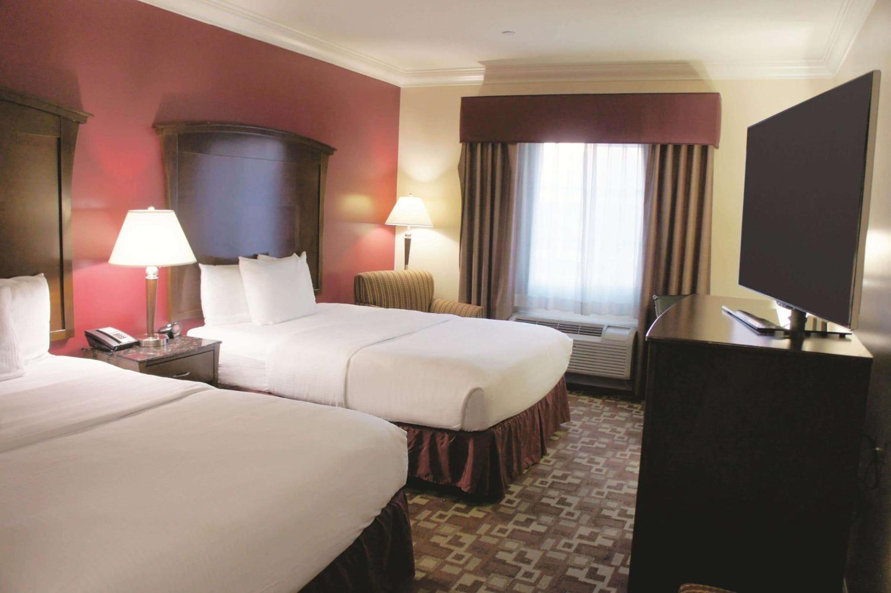 Queen Room with Two Queen Beds - Non-Smoking - Photo 1