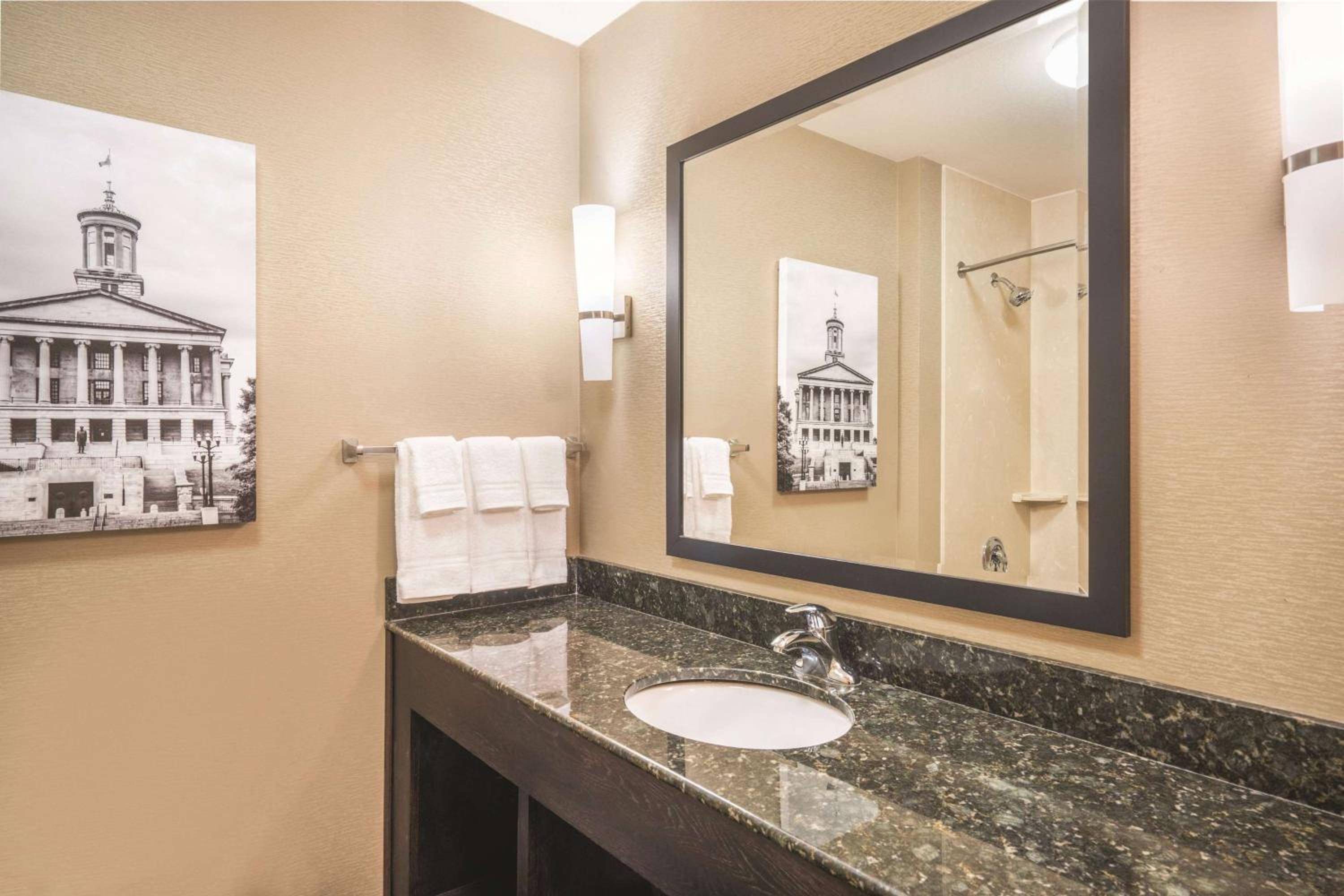One-Bedroom King Suite - Non-Smoking - Photo 3