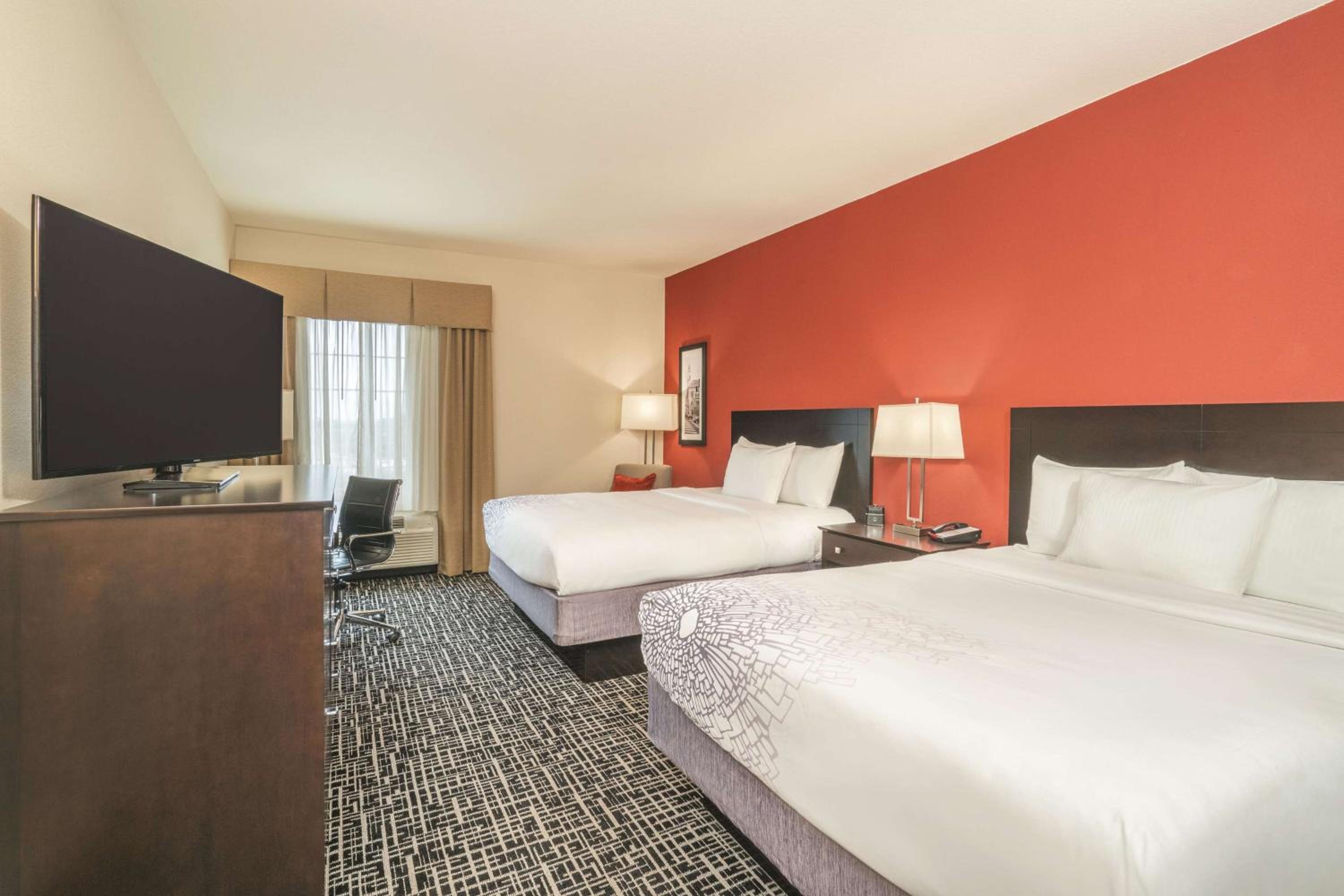 Deluxe Queen Room with Two Queen Beds - Photo 5