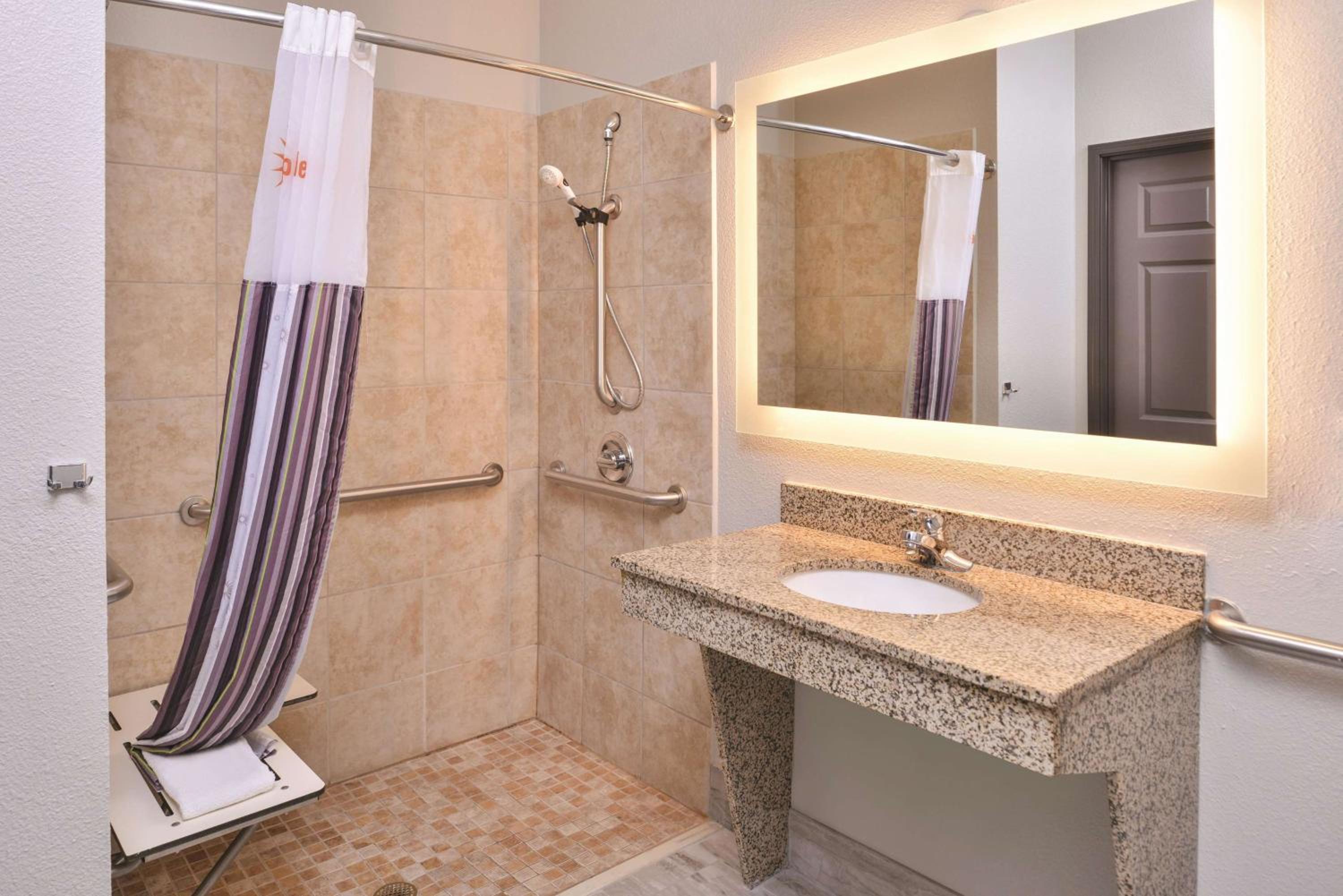 King Room with Bath Tub - Mobility/Hearing Accessible - Non-Smoking - Photo 2