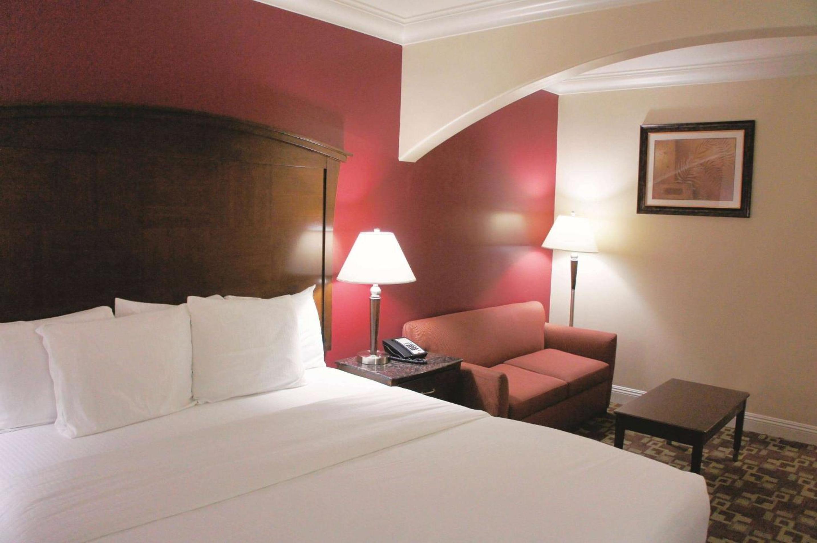 King Suite - Non-Smoking - Photo 1