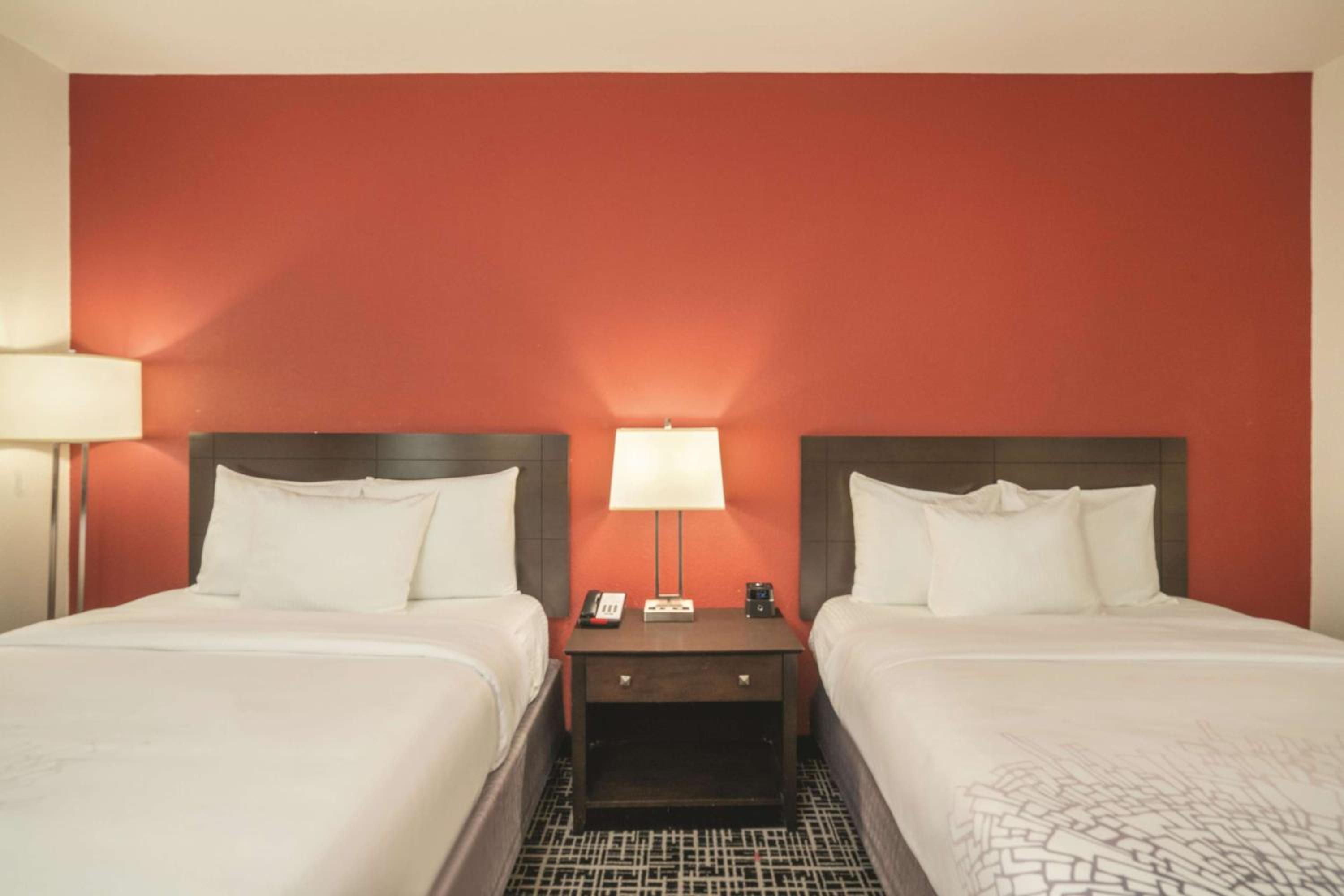 Queen Room with Two Queen Beds - Mobility Access/Non-Smoking - Photo 4